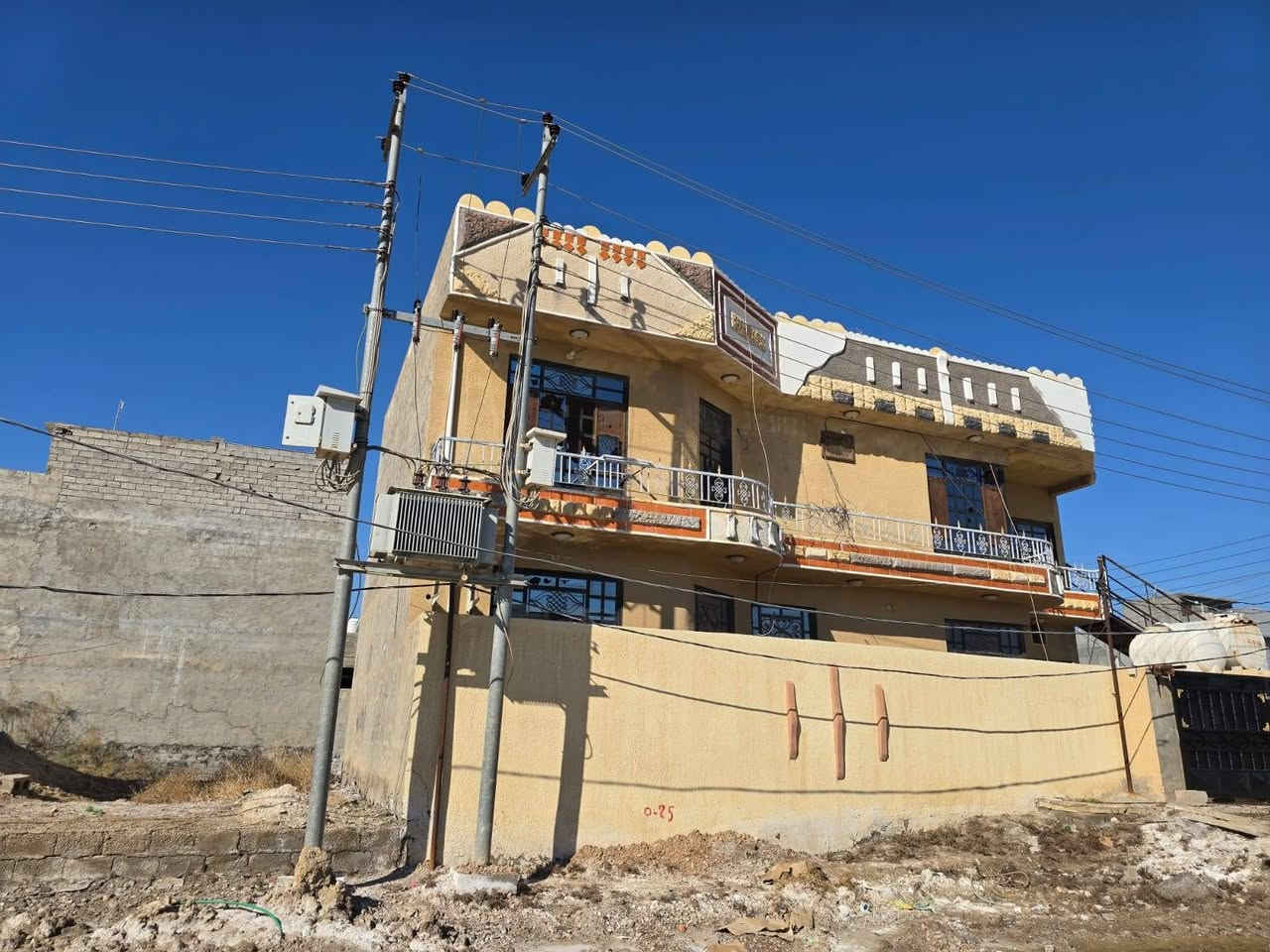 بيت ركن للبيع طابو ملك صرف مساحته ٢٠٠م الجبهة ٢٠م والنزال ١٠م في منطقه باب الدرب على بدايه شارع ٣٠ يتكون البيت من طابقين الطابق الارضي يحتوي مطبخ وغرفه استقبال وغرفه نوم وصاله وصحيات والطابق الثاني يكون معزول  بدرج خارجي يتكون من ٣ غرف ومطبخ وصحيات السعر ١٦٠ مليون وبيها مجال للاتصال على الرقم ***********
