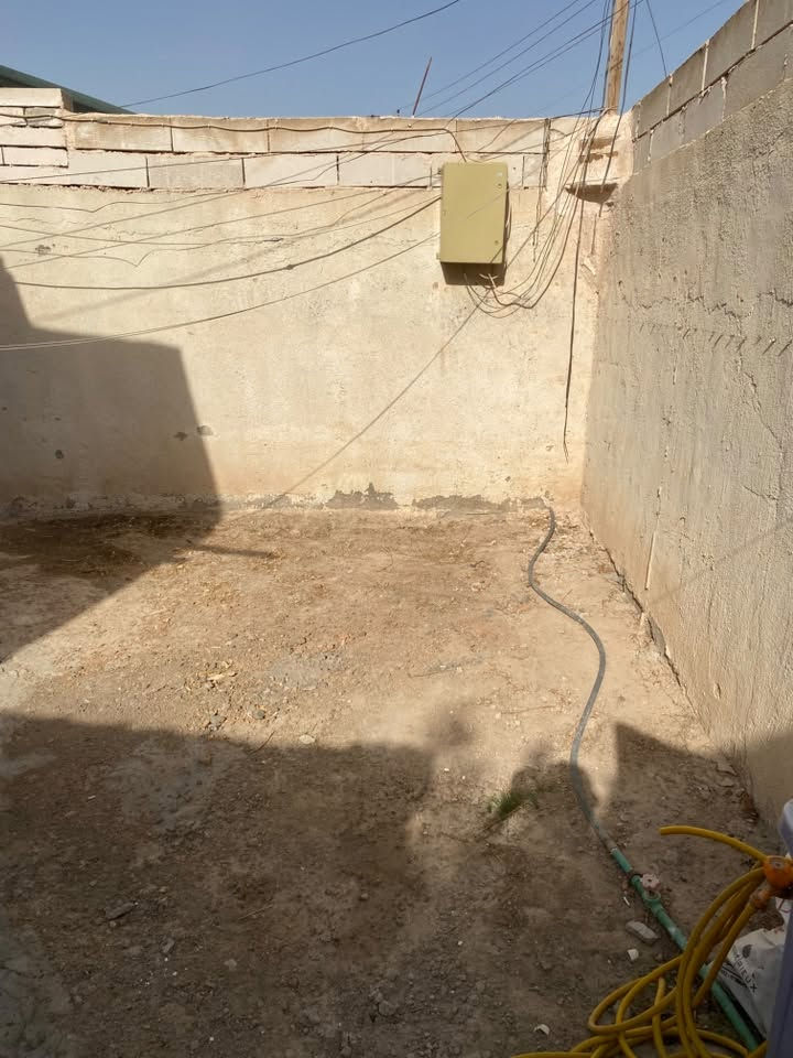 دار زراعي للبيع في الكوفة السهلة / شارع الزوار / شارع السادة البوذبحك
المساحة 100 متر طابق واحد بناء بلوك سقف عگادة جاهز للسكن
غرفة وصالة كبيرة ومطبخ وصحيات وحديقة كبيرة 
ارضية البيت سيراميك خط مولدة خط انترنت ضوئي بناء نظيف  
للاستفسار ***********
