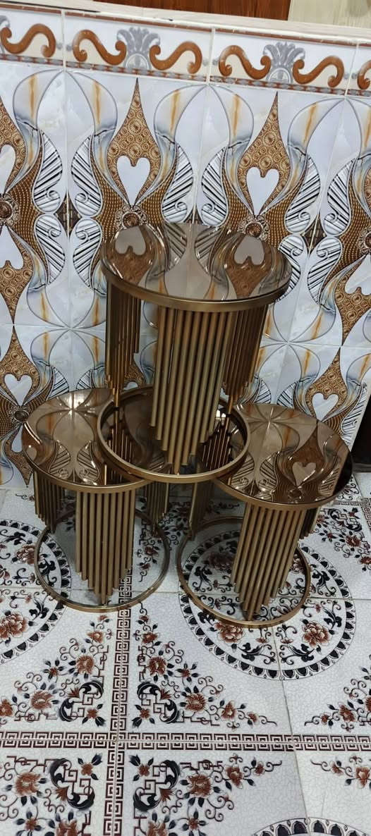 مثل ما موضح بصور طاولات اربع قطع وحدة حجم كبير والثلاثة البقية حجم اصغر حديد قويات واجهتهن زجاج مستخدم اقل الشهر ، نظيفات كلش ما بيهن اي ضرر المكان بصرة زبير 
السعر 110 للتواصل *********** واتساب
