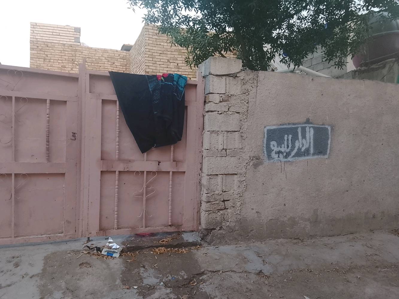 بيت للبيع طابق ونص عكاده مساحه 180 متر الرشاد شارع التانكي مقابيل مجلس البلدي تفاصيل الطابق الارضي غرفتين وصاله ومطبخ واشتقبال وكراج وحديقه وملحقات الطابق الثاني يحتوي على غرفه وصاله ومطبخ وملحقات السعر 55 مليون للاستفسار اتصل على الرقم***********
