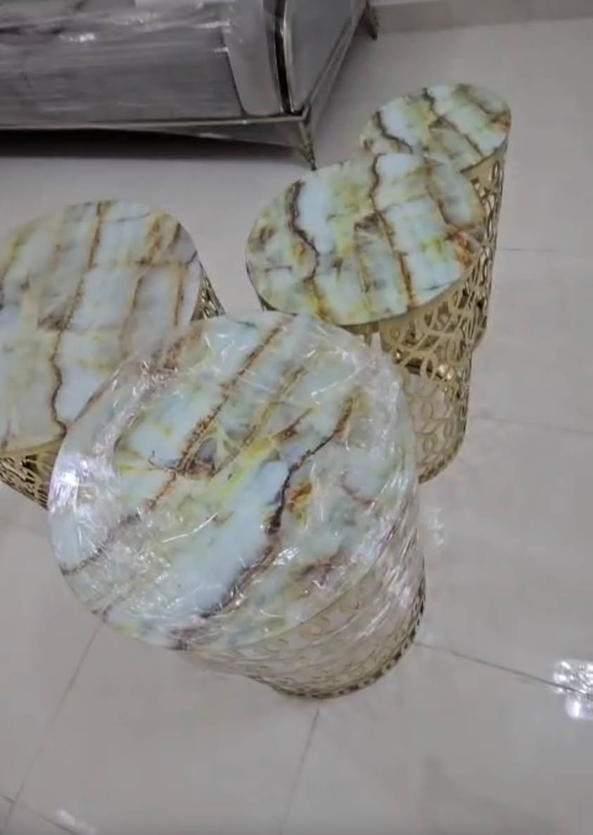 السلام عليكم 
طبلات وميز ( كبيره ووسط وصغير ) زجاج وحديد 
وليس المنيوم تجي وتشوفها بعينك
جديده لوك ونظفيه كلش واحلى من الصور 
واذا تحب راسلني ادزلك فيديو الها 
مكاني بغداد/الاعظميه
رقمي للاستفسار  *********** وبي واتساب
