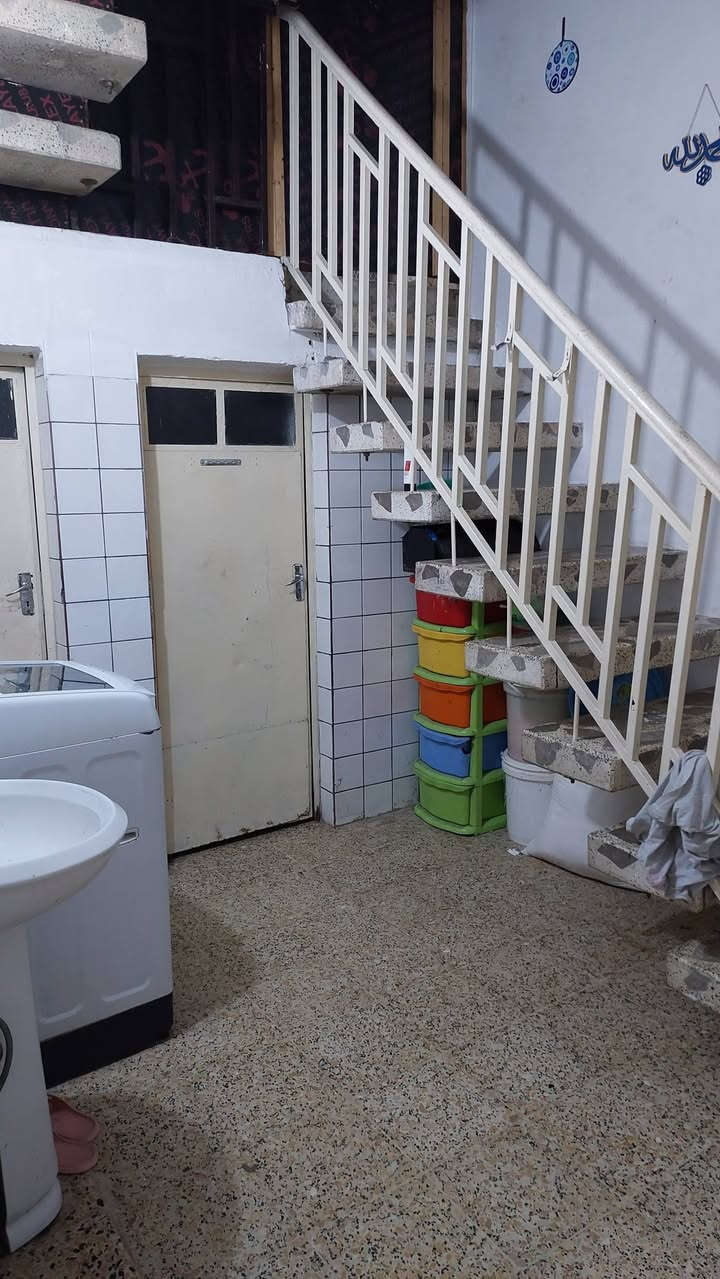 بيت للبيع بالحريه الثانيه الفرع المجاور دائره الكهرباء ثاني قطاع مساحه ١٠٥ واجهه ٦ونص نزال ١٥ السعر ١٨٥ للاستفسار اكثر ***********
