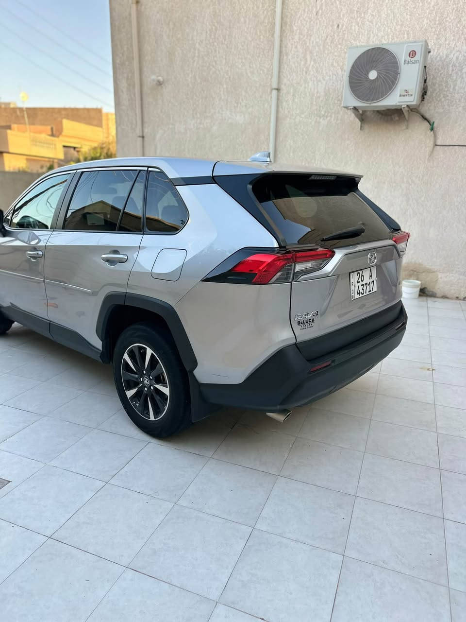 تويوتا راف4 2023 وارد.
الضرر جاملغ وبنيد بدون دواخل. 
كير محرك كفاله.     محرك. 4 سلندر 2500 
صدر امامي خلفي شركه 
تخم تاير جديد. 
تبريد ثلج 
ماشي ٥٥ م
سنويه لل 2030 
رقم صلاح الدين بمسي تحويل ثاني يوم. 
سياره ماناقصها شي 
مكاني صلاح الدين قضاء الضلوعيه 
السعر ١٧٧ وبيها مجال 
الاتصال ***********

