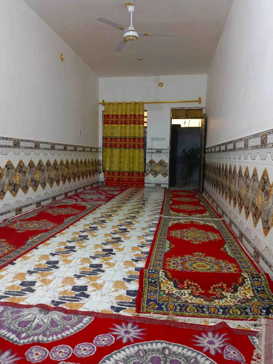 يا الله بيت للبيع برضويه الثامنه قريب على الشرع كلش قرب الصيدليه المساحه 200 م متكون من 3 غرف وصاله ومطبخ وستقبال  الاستفسار اتصل على رقم *********** لو مراجعة مكتب الأم علي ع للعقار قرب مدرسة شمس الشموس
