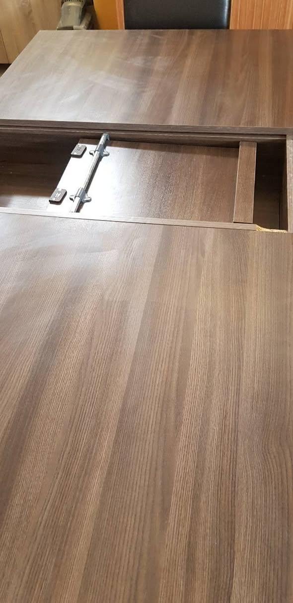 ميز طعام عدت استخدام للبيع سعره 65000  الف بس ***********واتساب
