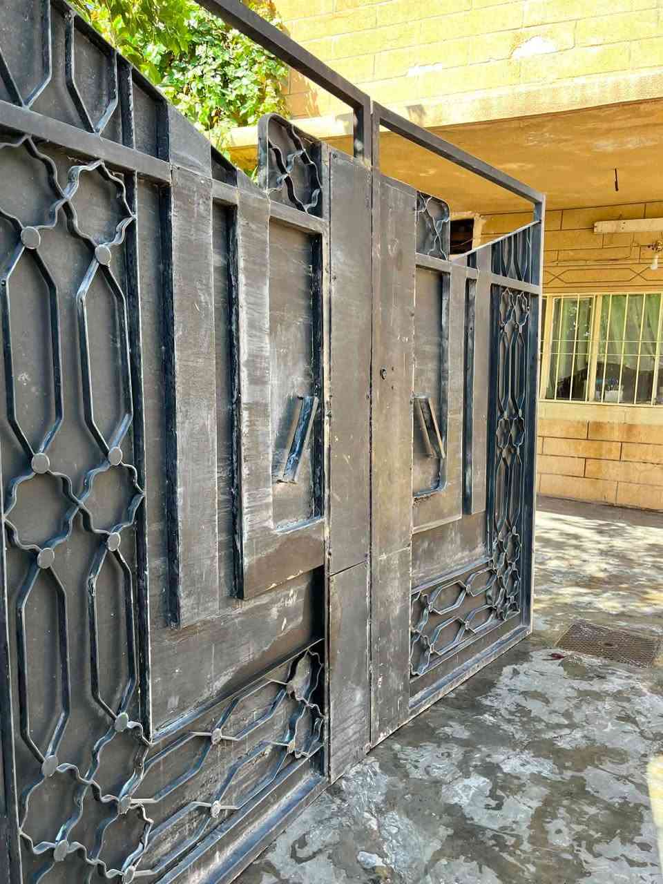 باب حوش نضيف مابيه عيب طول 3 متر ارتفاع 2 متر سعر 130 وبيه مجال كركوك حي النصر

