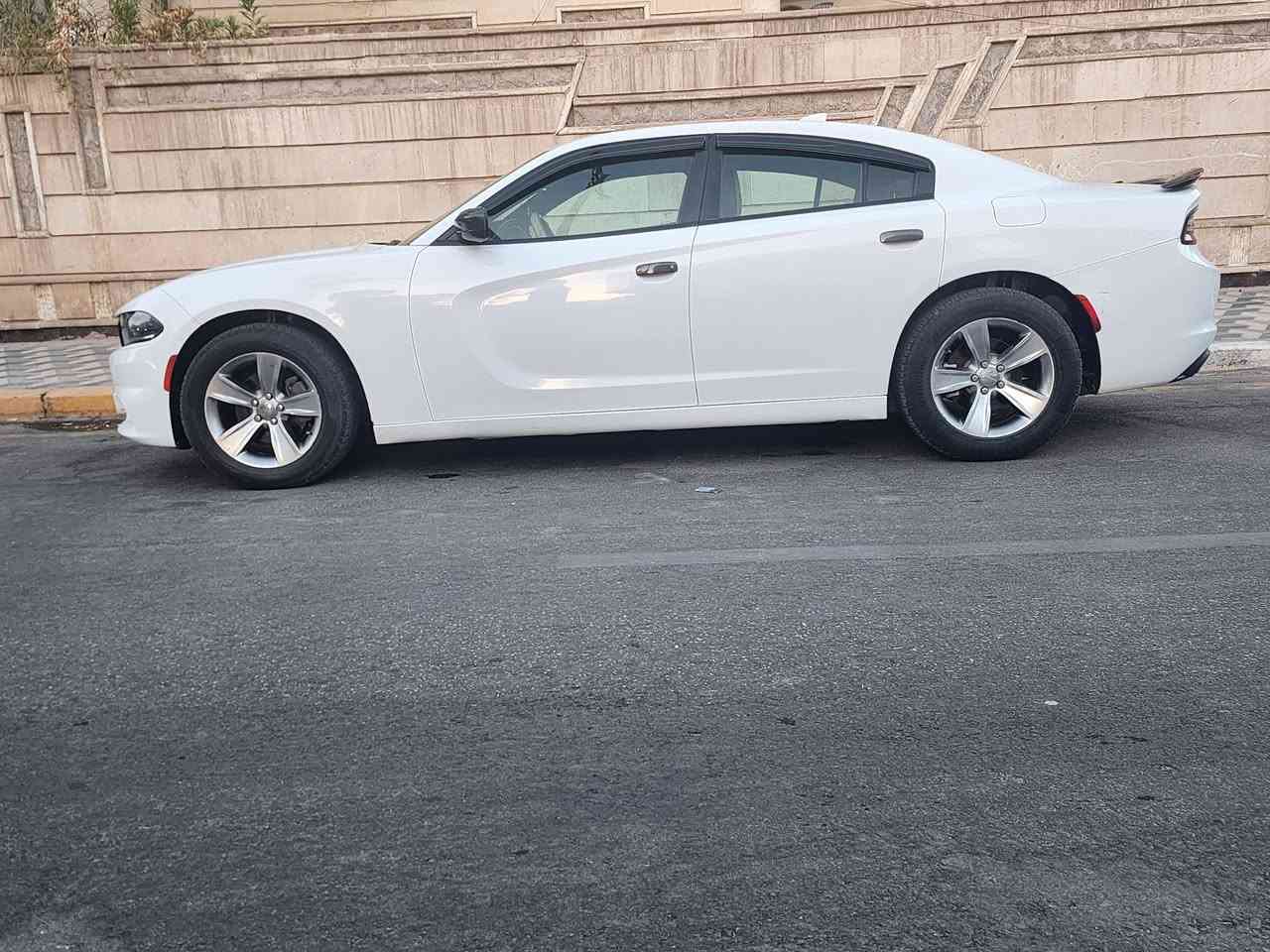 للبيع دوج تشارجرCharger
لون أبيض 🤍
الفئة: SXT
الموديل: 2015
المحرك: 3.6L V6 Pentastar
القوة: 292 حصان
الكير: أوتوماتيك 8 سرعات
الدفع:  خلفي  تو  ويل  [RWD ]
اطار : 18 إنچ
العادم: دبل
الإنارة الخلفية: LED Racetrack
شاشة Uconnect 8.4 إنچ
بلوتوث وUSB
تحكم الستيرن
مقاعد أمامية كهربائية
مقاعد أمامية مدفأة
تكييف أوتوماتيك Dual Zone
تشغيل عن بُعد Remote Start
مثبت سرعة
حساسات أمان
رقم : بغداد
باقي  المواصفات  معروفه   السياره  بأسمي   

🔧 حالة السيارة:
السيارة وارد كندي، دخلت كفالة، وبعد وصولها للعراق صار بيها حادث بسيط (شخوط)  واقتصرت الأضرار على باب وجاملغ، وتم إصلاحها. كما  مرفق في السونار 
✨ السيارة شكلها رياضي ومرتبة
📍 المكان: [ميسان العماره ]
💰 السعر:  [ 178  وبيها مجال ]
📞 للاستفسار: [***********]
