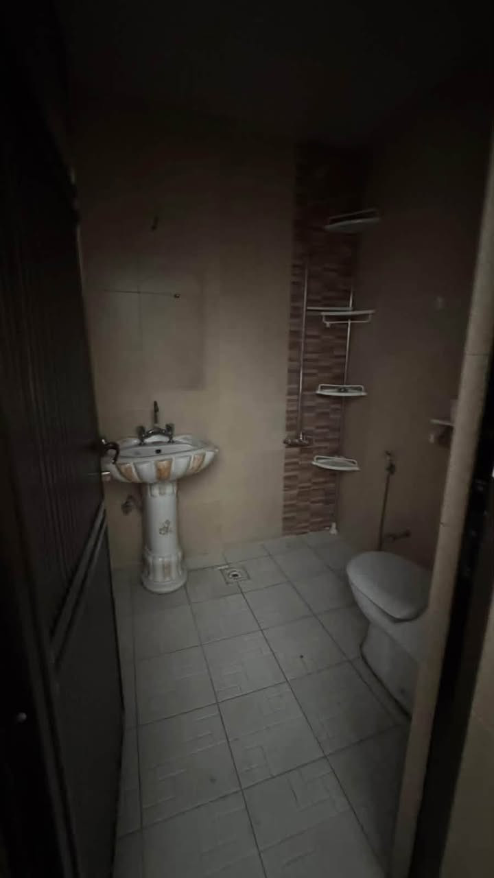 بـيـت للإيـجـار نضيف جداً  ( في السيديه ) ( طابقين ) 

📍 السيديه -- الضباط

🔷مدخلين مع تشجير امام الدار 
🔷مساحه 75 متر 
🔷ثلاث غرف نوم  وصاله ومطبخ وخدمات صحيه 

🔷السعر : 900 الف
______________________________________

للاستفسار اكثر : ***********
مكتب البيت الملكي للعقار
