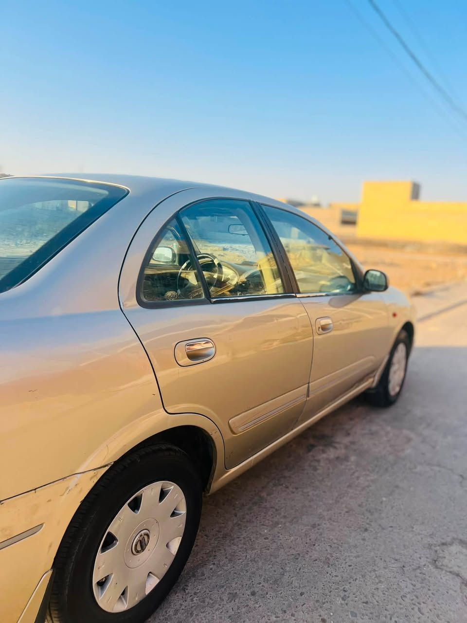 السلام عليكم
سياره سني نيسان ٢٠٠٥ ياباني اصل 
السياره مبدل بيها باب اثر خياس وموجود البلادي وضربة بالجنطة خفيفة 
الداخل صاج غرفتها نضافه ٩٠٪؜ السيارة بيها طخات بسيطه 
السعر ٧٣ وبيها مجال للشراي 
*********** واتساب 
الديوانيه
