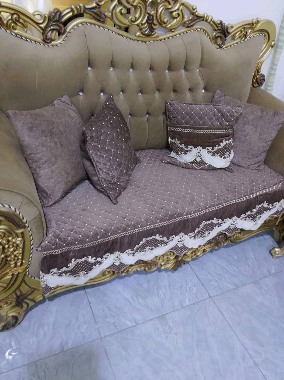 تخم قنفات ملكي عشر مقاعد وياه طبلات اربعه وحده جبيره سعره 500
تگدر توضحلي شنو حالة التخم بالضبط: جديد لو مستعمل؟ وإذا مستعمل شكد صارله من الاستخدام وهل بيه أي خدوش أو عيوب؟: 
مستخدم نظيف جدا
شنو نوع القماش والتنجيد المستخدم؟ وهل الألوان ثابتة والقطعة قابلة للغسل أو التنظيف بسهولة؟: 
نعم تنظيف بسهوله
بخصوص المقاسات، تگدر تكتبلي الأبعاد التقريبية للتخم والطبلات حتى يعرف المشتري إذا يناسب بيته؟: 
يجي ويشوفه
وين موقعك بالضبط داخل العراق؟ وإذا المشتري يريد، أكو توصيل لو استلام من المكان؟: 
بغداد الدوره 
السعر 500 ثابت لو بيه مجال للمساومة، وهل التخم ينبيع ويّا المخدات والفرش الظاهرين بالصور لو بدونهن؟: 
ينباع وحده بدون مخدات او فرشه