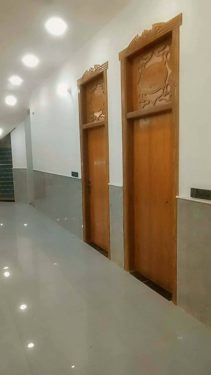 🏡 للبيع منزل راقي في الديوانية – حي الصدر الرابع / العسكري 🏡

📐 المساحة: 360م² واقع حال | السند 277م²
🏠 طابقين – بناء 2026
📍 موقع مميز وشارع هادئ، قرب مدرسة العراق الابتدائية
💰 مطلوب إسكان: 55 مليون دينار

🔹 الطابق الأول: استقبال واسع، صالتان، غرفتان، مطبخ داخلي وخارجي، صحيات داخلية وخارجية.

🔹 الطابق الثاني: غرفتا نوم، صالة عائلية واسعة، سطحان مناسبين للجلسات والاستخدام.

✅ مساحة كبيرة وتقسيم عملي
✅ موقع حيوي وخدمات متكاملة
✅ مناسب للسكن والاستثمار
✅ بناء حديث ومتين

💎 بيت العمر اللي تدور عليه موجود هسه بالديوانية!

📞 للاستفسار ومزيد من التفاصيل:
مكتب علاء الخالدي للعقار
📱 ***********

#مكتب_علاء_الخالدي_للعقار
#الديوانية #حي_العسكري #عقار_للبيع #دار_للبيع
