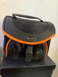 غراض للبيع:  1- حقيبة كاميرا ومعدات ماركة Sony اصليات وجدد عدد 3 قطعة....