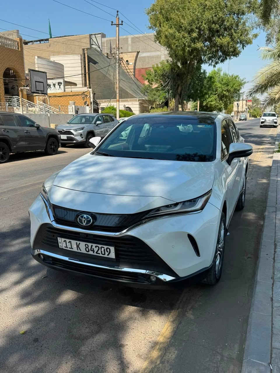 السلام عليكم 
toyota venza 2024 تويوتا فينزا لمتد هايبرد 
 
وارد امريكي حادثة بابين وجاملغ جهة السايق 
مبدل ومصبوغ بيه ايرباك بردة فقط 
ماشية 36 الف ميل 
فول مواصفات 
داخل تو كلر ،داتاشو ،بانوراما ،رادار امامي ،5 كاميرات 
كشنات جلد ، كشنات امامية تدفئة تبريد ،شاحن وايرلس
اوتو بارك، تشغيل عن بعد ، مانع تصادم، مري كهرباء 
نقطة عمياء،تحديد مسار ،ابل كار بلي ، قطعتين تبريد 
باب خلفي كهرباء ، شاشة كبيرة ، سستم صوت JBL
رقم بغداد جديد تحويل مباشر 
مكان السيارة بغداد الكاظمية 
السعر 26,500$ يعني 265 ورقة وبيه مجال
للاستفسار اكثر ***********
