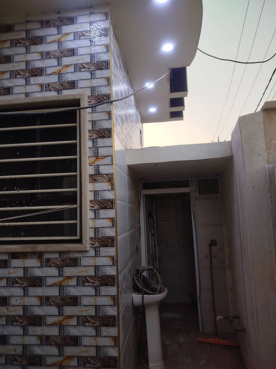 السلام عليكم ورحمة الله وبركاته
داو سكني للبيع بموقع على حديقة 
​📐 تفاصيل العقار:
​الموقع: حي الانتصار - خلف أسواق الخضراء
​المساحة بالسند: 125 متر (باص)
​المساحة واقع حال: 132 متر 📐
​الواجهة: 6 وربع متر (6.25m) 📏
الطابق الارضي غرفتين وهول واستقبال وحمام
الطابق الثاني غرفة واحدة 
​السند: طابو الزهور 📄
​السعر: 90 مليون دينار 💰
​📞 للاتصال والاستفسار:
​📲 التواصل مباشر عبر رسائل الصفحة .
​📞 أو الاتصال على الأرقام: 
‏‪***********‬‏
***********
