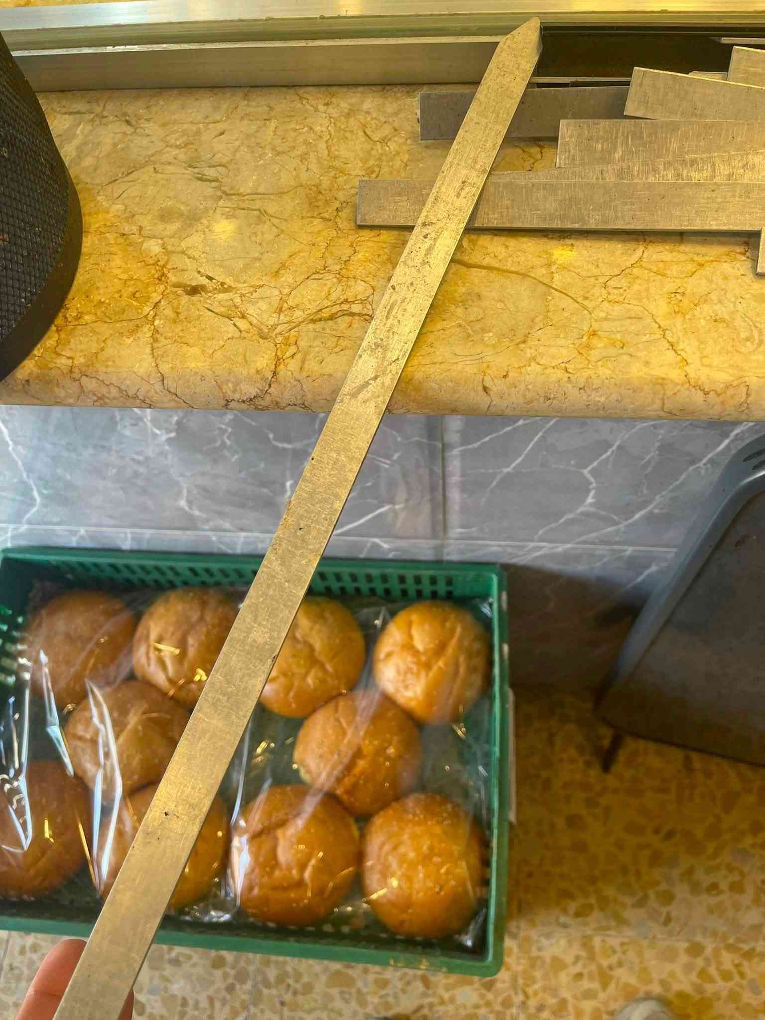 سلام عليكم ابيع شلعه كلهن غراض كباب كامله مابيهن نقص وياهن 250 شيش تقريبا مكاني الشعب
سعر مليون قفل بدون عمله رجاا 
***********
