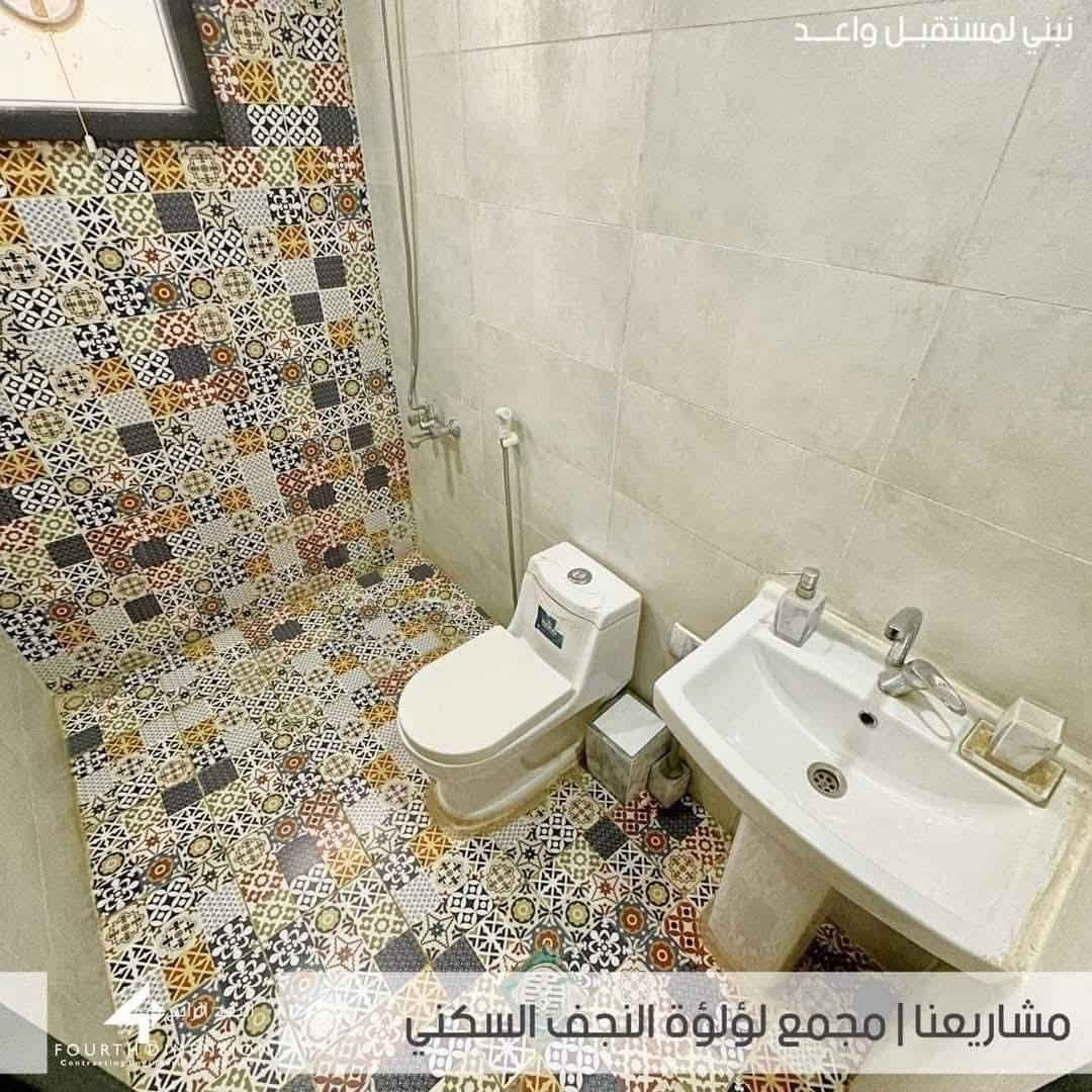 منزل مميز للبيع في مجمع لؤلؤة النجف السكني
المواصفات العامة:

​الموقع: مجمع لؤلؤة النجف السكني (موقع راقٍ وخيارات خدمية متكاملة).

​المساحة: 150 متر مربع.

​التصميم: طابقين (فئة المميز).

​الموقع الداخلي: بيت ركن يطل على ساحة واسعة (إطلالة مفتوحة ومساحة إضافية للوقوف). 

​الحالة: جاهز للسكن الفوري.

​تفاصيل البيت:

​الغرف: 4 غرف نوم واسعة.

​الاستقبال: صالة استقبال ضيوف مريحة وبترتيب حديث.

​المطبخ: مطبخ نظامي بتصميم عملي.

​الخدمات: صحيات متكاملة في الطابقين.
للأستفسار / *********** يتوفر واتساب
