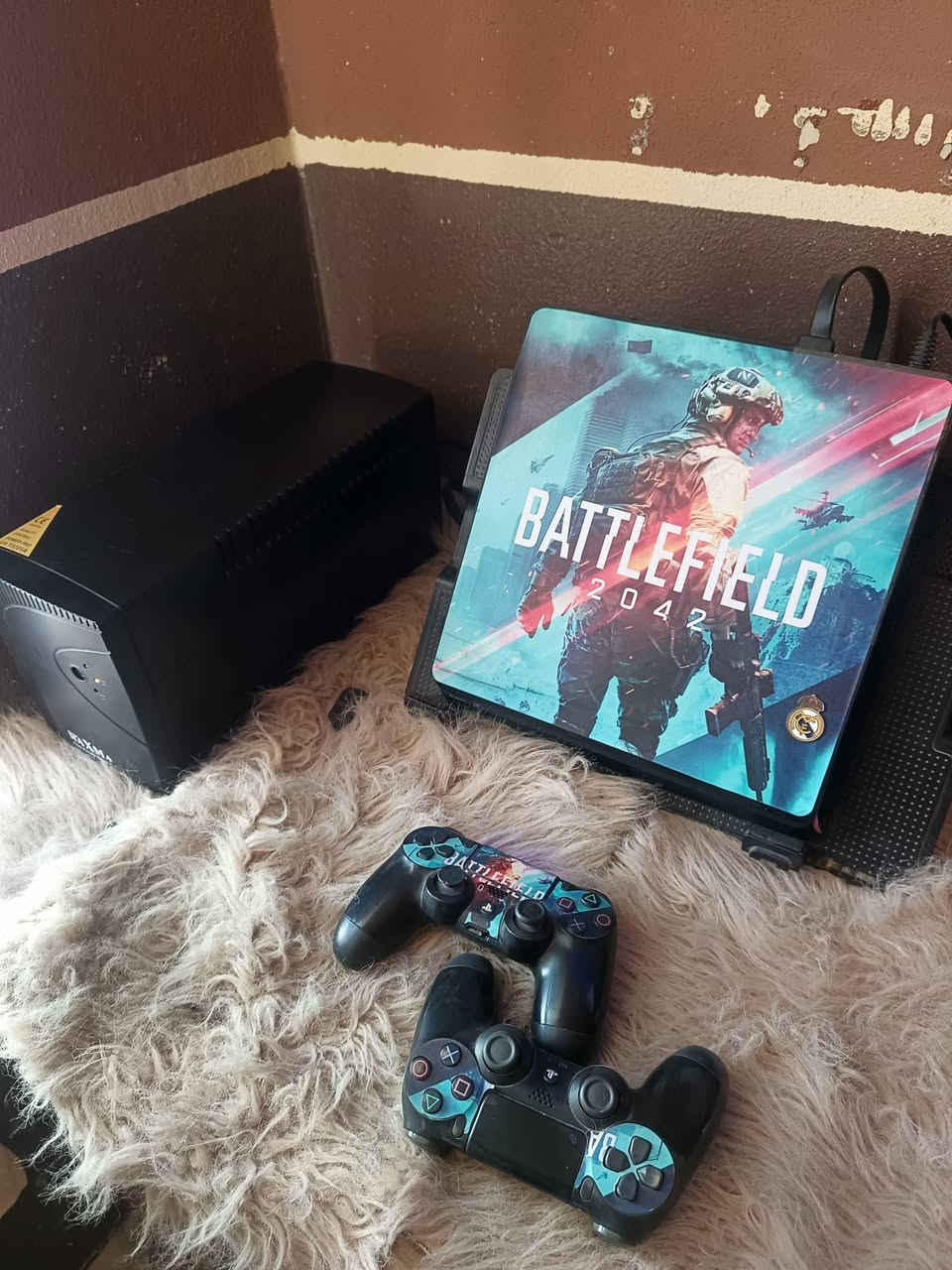 جهاز ps4 slm  اخو الجديد لا مفتوح ولا مصلح وشرط الفحص ويا جويستكات ثنين واحد اصلي وواحد تجاري + يوبي اس 1500 استخدام قليل كلش بعدة جديد + ستنان مروحه تبريد + 6 اقراص واحد اقوة من الثاني وكلهن نضيفات الجهاز لوك سعرة 350 وبي مجال حك الجية تواصل خاص او ع ***********--*********** ومتوفر واتساب
