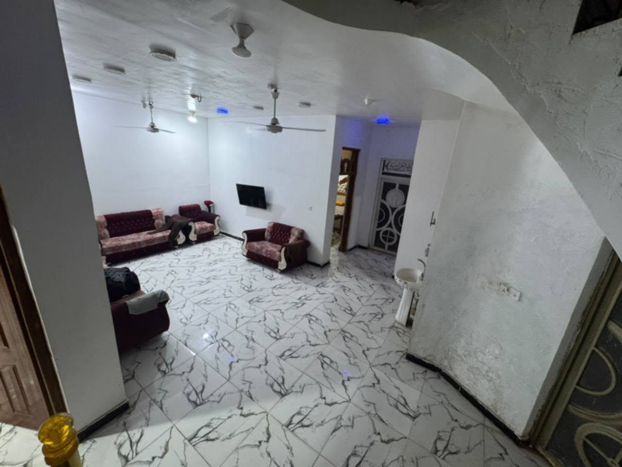 عندي بيت مصفر في حي الجهاد السفحه الأولى البيع مع الاثاثبيت مساحة ٢٠٠ الوجه ١٠ ع شارع تبليط ومجاري وجه ع ساحه البيت يتكون من غرفتين وصاله ومطبخ واستقبال ينباع مع الاثاث شلع معاملته ماصاعده التقيم ***********
