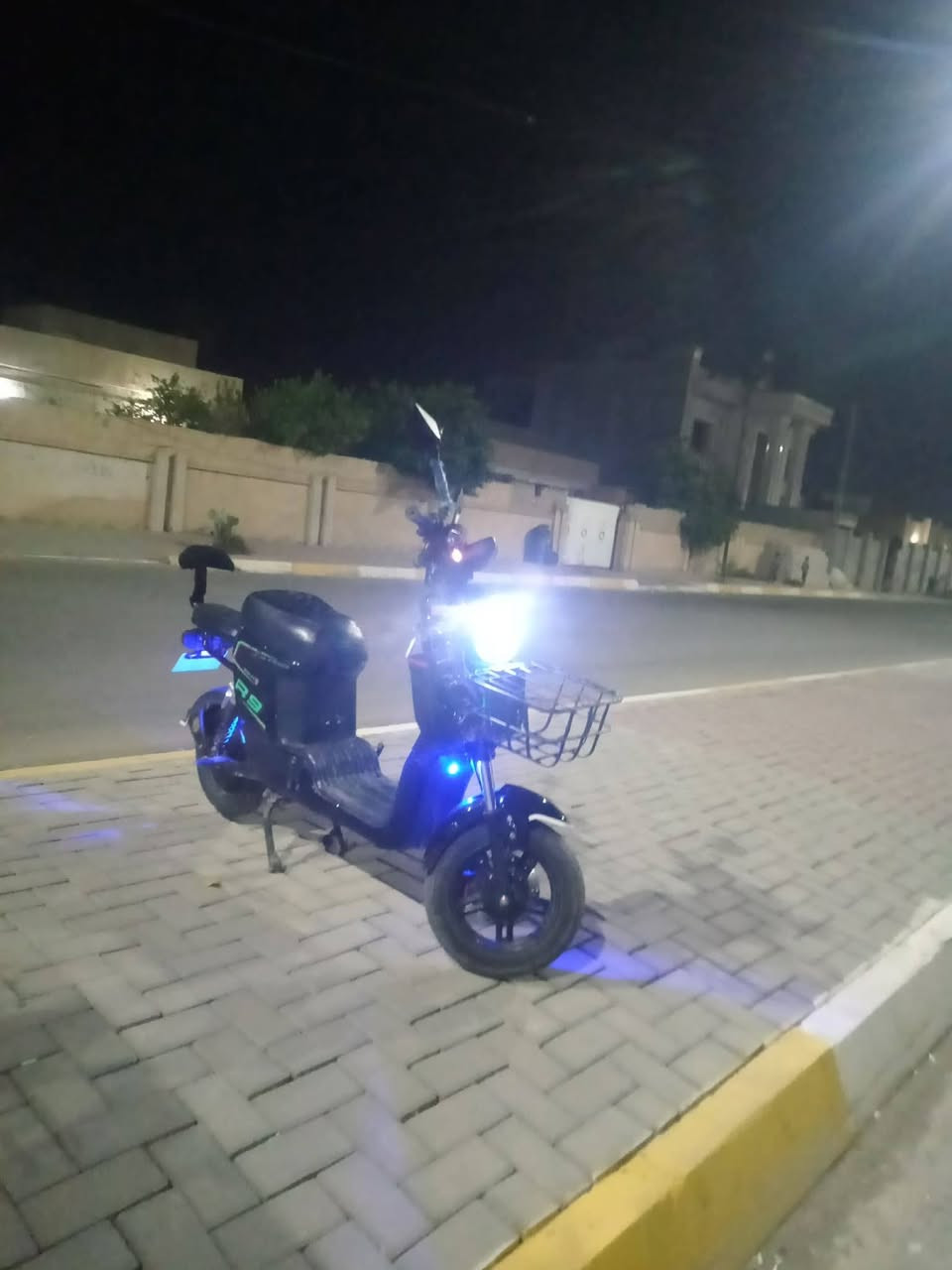 اسلام عليكم يوجد  R9 للبيع السعر ٤٠٠ وبيه مجال الاتصال على الرقم ***********
