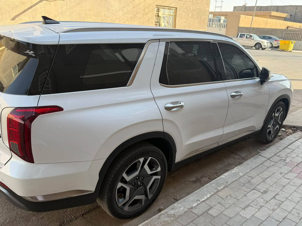 بلسايد وارد كوري للبيع موديل 24 كلين نضيف مكفولة كفاله عامه فئة لمتد بيهه كل المواصفات ماعدا فتحه بالقمارة بيهه تقديم وتاخير بالريمونت ماشيه 11الف  حقيقي داخل احمر السعر 355$ مع الرقم  العنوان كربلاء رقم الهاتف ***********
