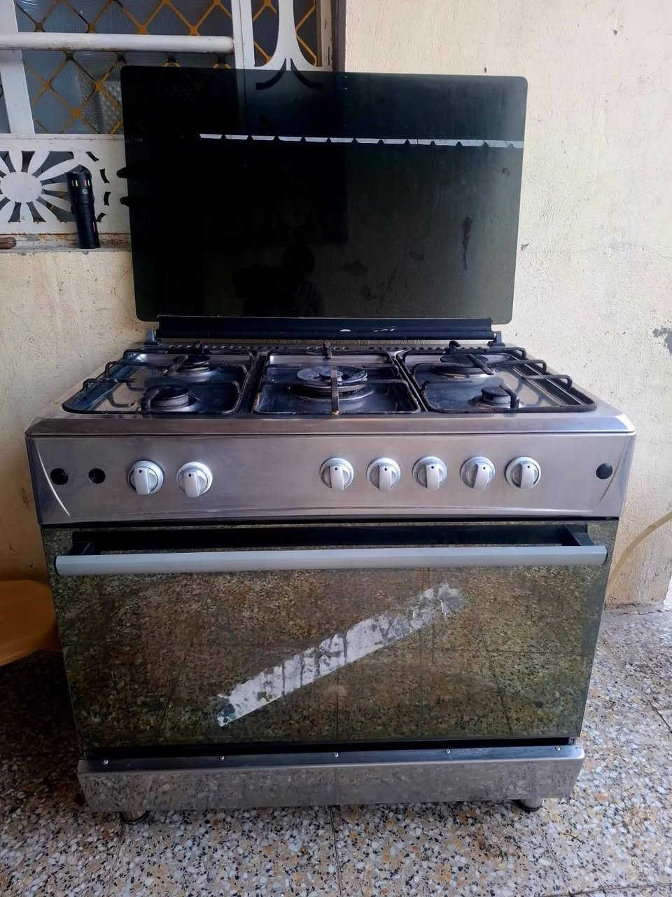 طباخ مستعمل جدا نظيف وشغال كلشي بيه سعره 250 وبيه مجال
للاستفسار ***********
