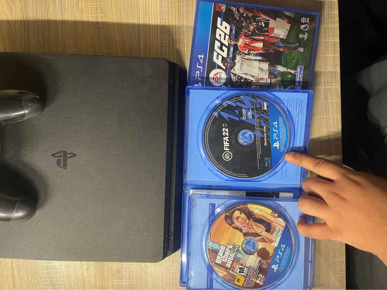 لي ستيشن 4 سلم نضيف ما مفتوح وليس مهكر للبيع مع كامل ملحقاتة ومع جوستك واحدة اصلية وكيبل hd اصلي 
مع ثلاث اقراص

فيفا 26

فيفا 22

GTA5

السعر ٢٧٠،٠٠٠ بي مجال قليل 

مكاني العمارة 

للتواصل واتساب فقط *********** عمارة, ميسان
