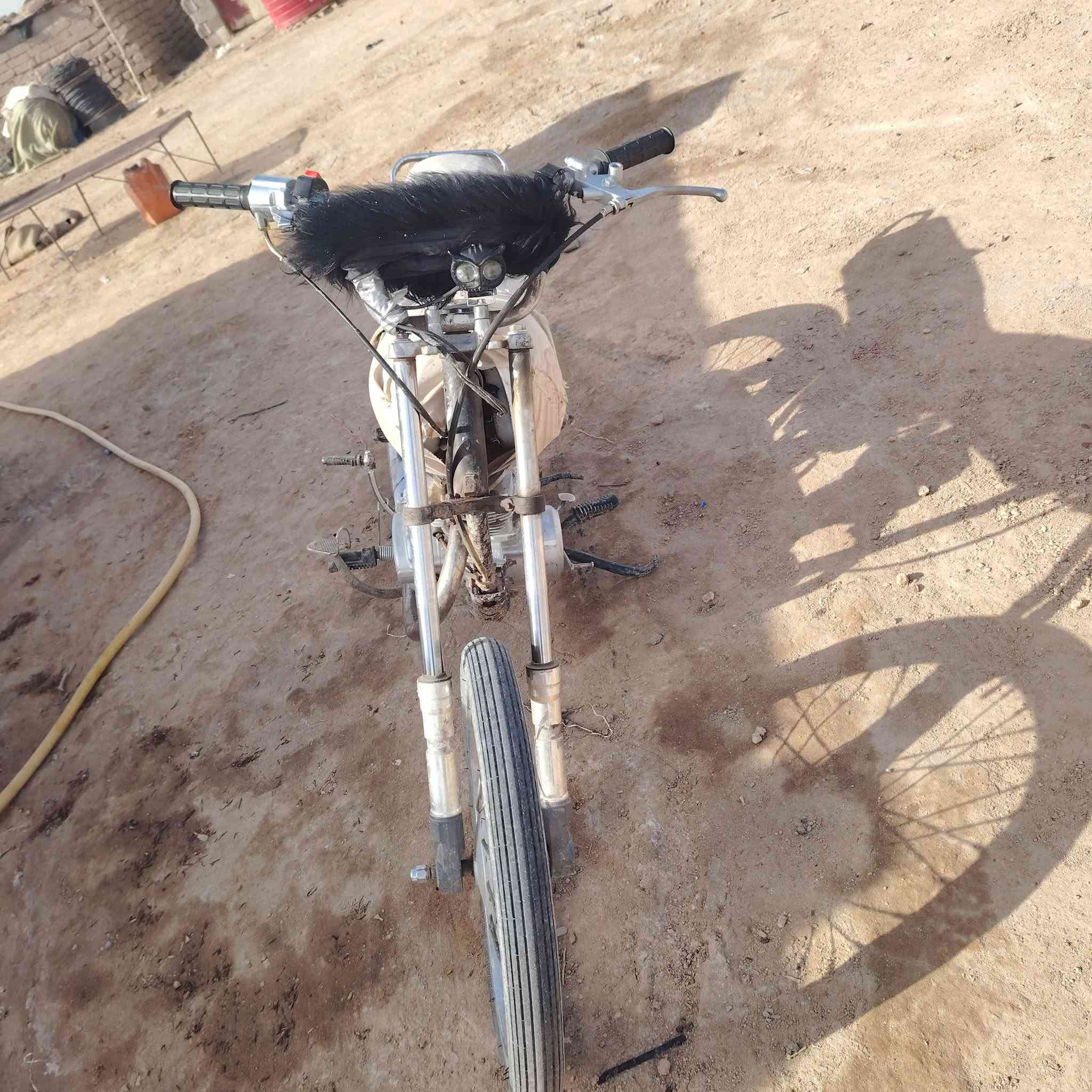 سلام عليكم دراجه البيع 2021كللك كللك كللك دراجه نضيفه الون البيض سعر 350بي مجال حك جيه ***********شغاله
