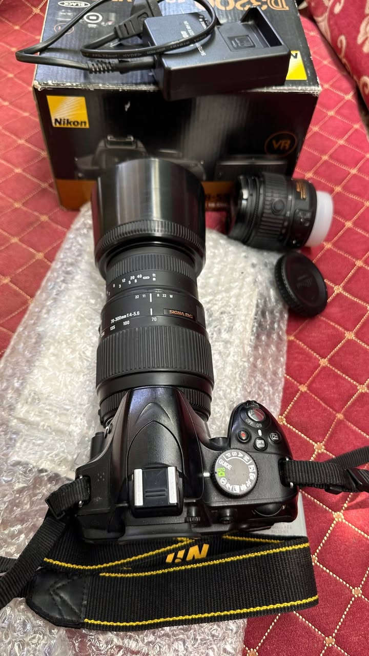 نيكون d3200
الملحقات 
شاحنه + بطارية + حزام كتف كارتونه وكتلوكات كاملة 
عدسة الاصلية ١٨.٥٥ 
زوم 70 : 300 بالكارتون 
السعر ٣٥٠ وبيها مجال للشراي 
مكاني ديوانية توصيل غير متوفر 
للتواصل ***********

