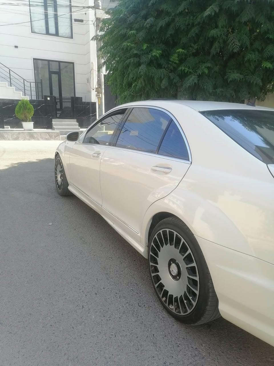 سەلام علیكم 
مارسدیس بێنز ۲٠٠۷ S class

مواسەفات فول..

٤ دەرگا شەفت

کوشن خەزن

۳ مۆد لێخورین

کوشن سارد و گەرم

هەردوو کوشن دواوەش هيتەر

 ٥ پەردە بیلادی

٤ ویل مایباخ

سلادە سەیارەکە بێ عەیب و عارە و هەیكەلی زۆر جوان و خاوێن ماوەتەوە داوای ۷٠ گەڵاو مەجالیشی تیایە

تێبینی : سەیارەكە  (ساغە)  و براوە و مووس نیە كۆدی ئاسایشی بۆ كراوە پلێتیشی وەرگرتووە.
( *********** ) السليمانية, العراق

