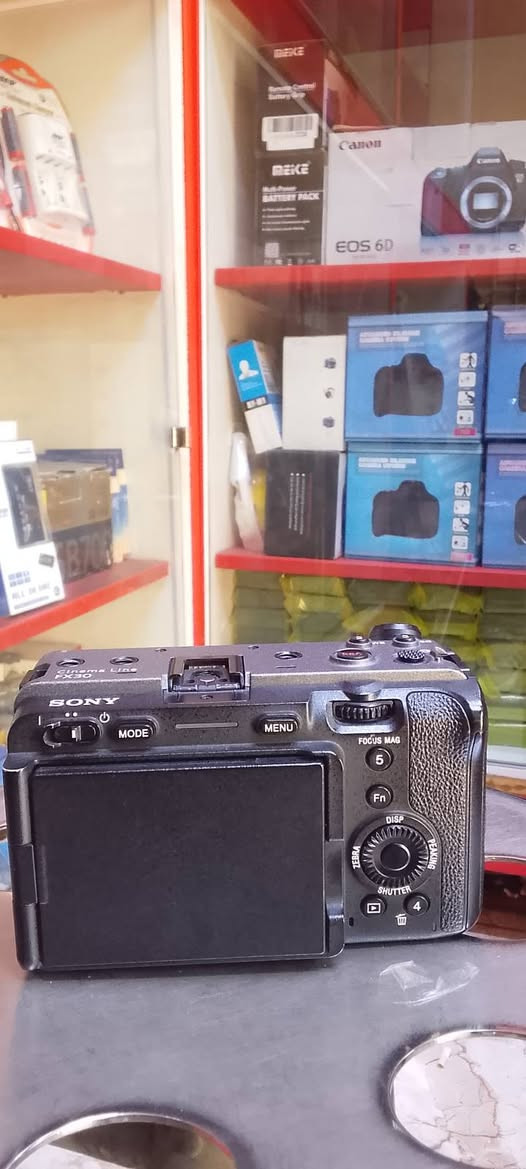 سوني FX30 فقط بدي
نظافة 90٪
ملحقات : شاحنة و بطارية الاصلية
العنوان : بغداد
السعر : مليون و 700
المراسلة او الاتصال واتساب :***********
