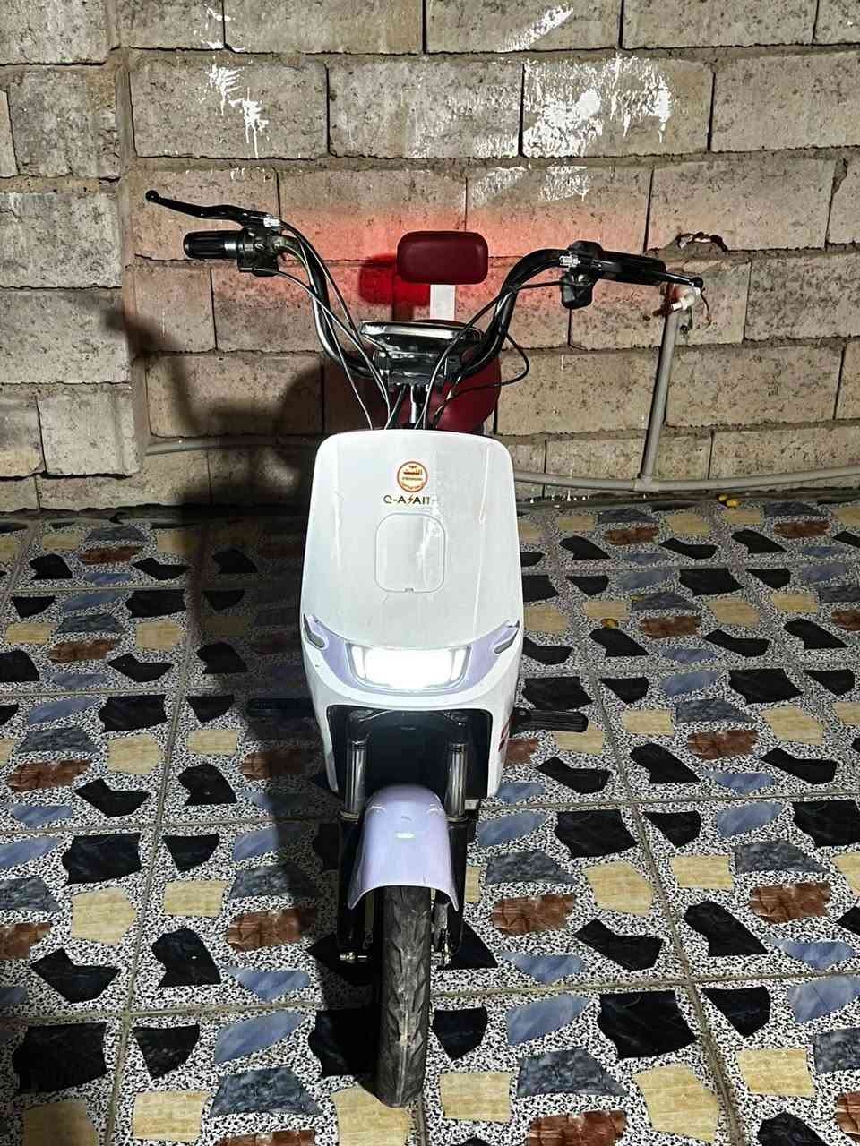 اسلام عليكم
دراجة شحن نوعية فول
بطاريات نضيفات العدد 4
اشاير يمين يسار وبك لايت
لايت عالي ناصي
بلوتوث
بريك امامي خلفي بل مكان

دراجة نضيفة مكفولة حتا من الشخط بل واقع احلا من الصور
والسعر نار راسلوني. +964 770 302 8577 وحياكم
