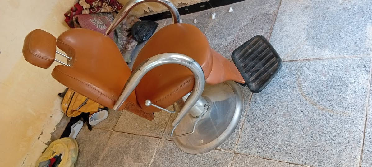 سلام عليكم كرسي حلاقه نضيف استعمال قليل 
سعره 130 
***********

