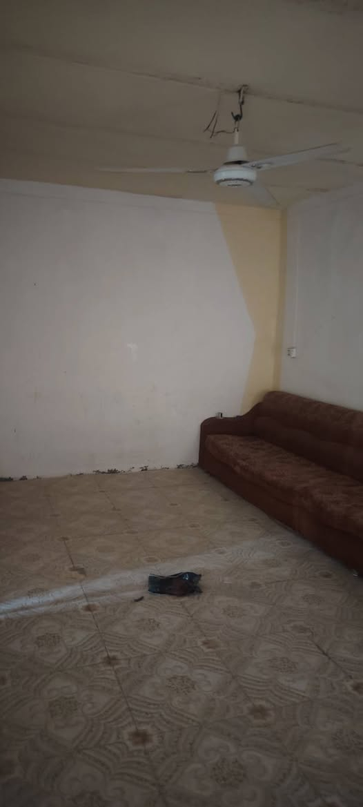بيت للبيع ساحة ناجي القديمه
قرب ابو شهد ابو ثلاجات 170متر 
يحتوي على غرفه وصاله واستقبال ومطبخ وصحيات ومنور 
حاليا البيت فارغ وجاهز السكن 
السعر المطلوب 23وبي مجال قليل 
استفسار اكثر اتصل على رقم 
***********
