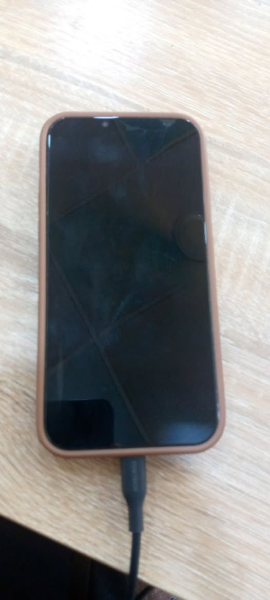 سلام عليكم 13pro max 
ذاكره 256 
مفطوره شاشه وضهر شاشه بلاد  كسر موجود بصوره 
بطاريه مستبدله 100 فقط والفيس ايدي مرات يشتغل مرات لا بسبب الوكعه شديتله لزكه مضلل ضاع الكسر +كفر سعر 495 وبي مجال مكاني نجف كوفه *********** 
واتساب ***********

