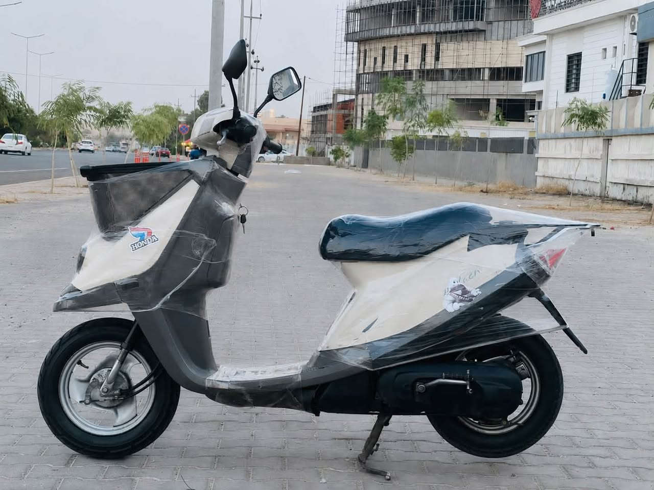🛵 ياماها (Yamaha) حجم ٦٠ — بدون أي نقص، كلشي بلاد!
يا ولد، دراجة حيل نظيفة وما تصرف، للبيع:

⚙️ المواصفات:

 المحرك: ما ملعوب بيه، كبس بلاد وعلى الشرط.

 الأغراض: الكابريتر، الصنصة، الشوتة، الفيت مبم، والدعاميات كلهن بلاد (لا بيهن فطر ولا كسور).

 الكهربائيات: شغال من الدعامية للدعامية، الدشبول والأجهزة كلهن شغالين.

 الإضاءة: شديله لايت زينون حيل قوي.

 التايرات والبريكات: التايرات جُدد (لوك)، والبريكات كلش مضبوطة.

📝 ملاحظة: الدراجة ما مغيرة بيها أي قطعة، جاهزة للفرة وما بيها أي مشكلة (ما شاء الله).

💰 السعر والتواصل:

 السعر: $380 (

 رقم التليفون: 📞 ***********

 المكان: 📍 كركوك - شورجة (قريب على مطعم حمة ناصر)

✨ المهتم ويحب يشتري، يتصل بينا وتدللون. ✨

🇯🇵🇯🇵🇯🇵🇯🇵🇯🇵🇯🇵🇯🇵🇯🇵🇯🇵🇯🇵🇯🇵🇯🇵

🛵 یاماها (Yamaha) قەبارە ٦٠ — بێ کێشە و بیلادی!

کڕیارانی بەڕێز، ماتۆڕێکی زۆر خاوێن و بێمەسڕەف بۆ فرۆشتن:

⚙️ تایبەتمەندییەکان:

 مەکینە: دەستکاری نەکراوە، کەپسی بیلاد و بە شەرت.

 پارچە بیلادییەکان: کابریتەر، سالۆنسا، شوتە، فیت پەمپ و کفری هەمووی بیلادین (بێ شکاوی و بێ درز).

 کارەبایی: تەواوی گیانی ئیش دەکات، دەشبول و ئامێرەکانی کاران.

 ڕووناکی: لایتی زینۆنی بەهێزی بۆ بەستراوە.

 تایە و بڕێک: تایەکانی لۆکن و بڕێکەکانی زۆر مەزبووتن.

تێبینی: ماتۆڕەکە هیچی نەگۆڕدراوە، ئامادەیە بۆ لێخوڕین و هیچ کێشەیەکی نییە (ماشاءالله).

💰 نرخ و پەیوەندی:

 نرخ: $380 (

 ژمارەی پەیوەندی: 📞 ⁠***********⁠

 شوێن: 📍 کەرکووک - شۆرجە (نزیک چێشتخانەی حەمە ناصر)

✨ هەرکەسێک ویستی پەیوەندیمان پێوە بکات، لە خزمەتدائین. ✨
