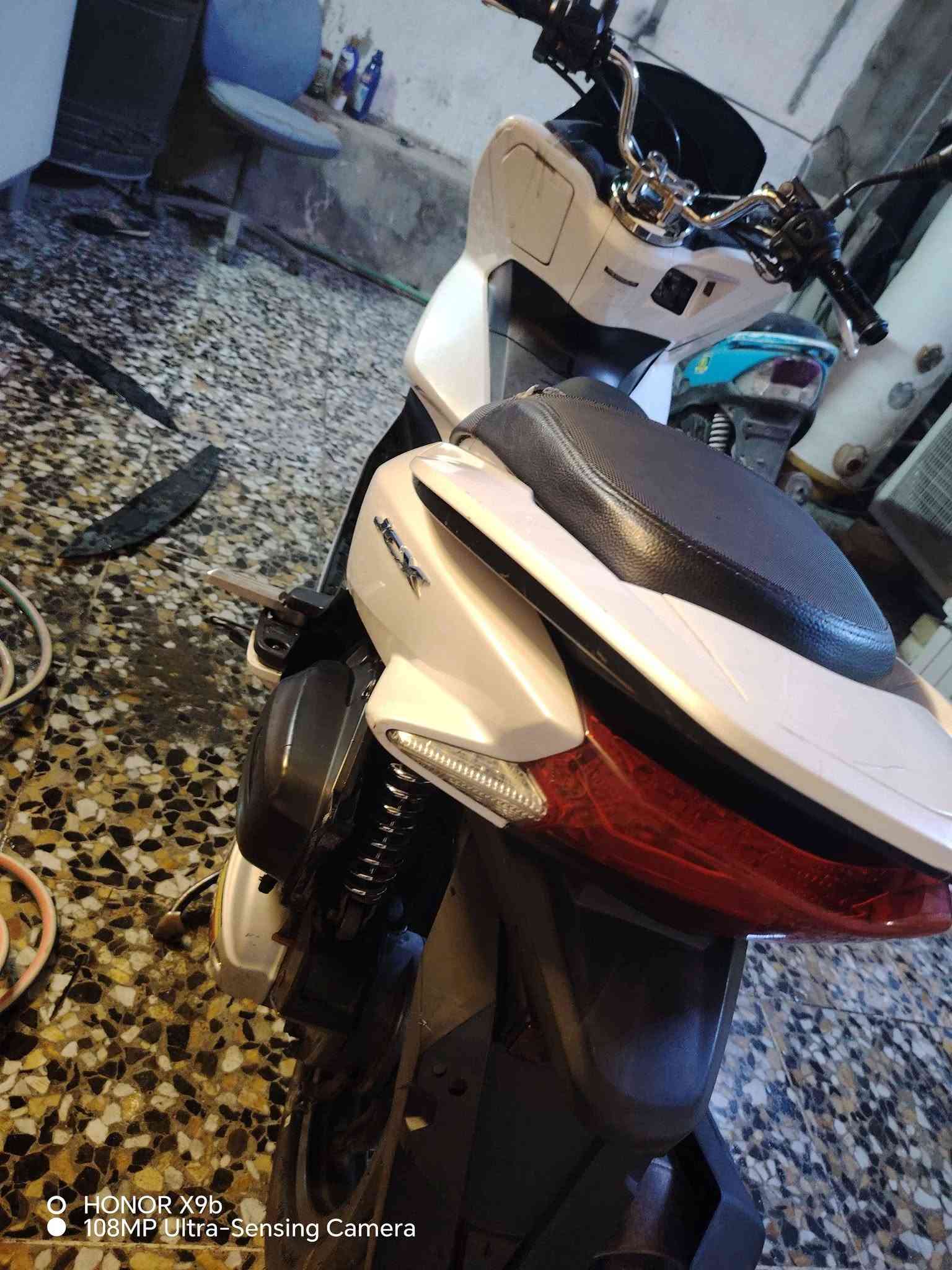PCX • أبيض صدفي • ممشى ٢٨الف