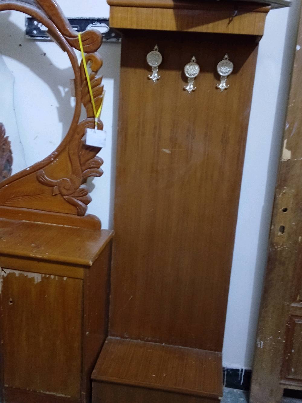 +964 782 375 4712. هذا الرقم مالتي مال الواتساب اللي يريد يشتري الغرفه خليه يراسلني سعرها ب 400 بس الجامه مكسوره مال المرايه