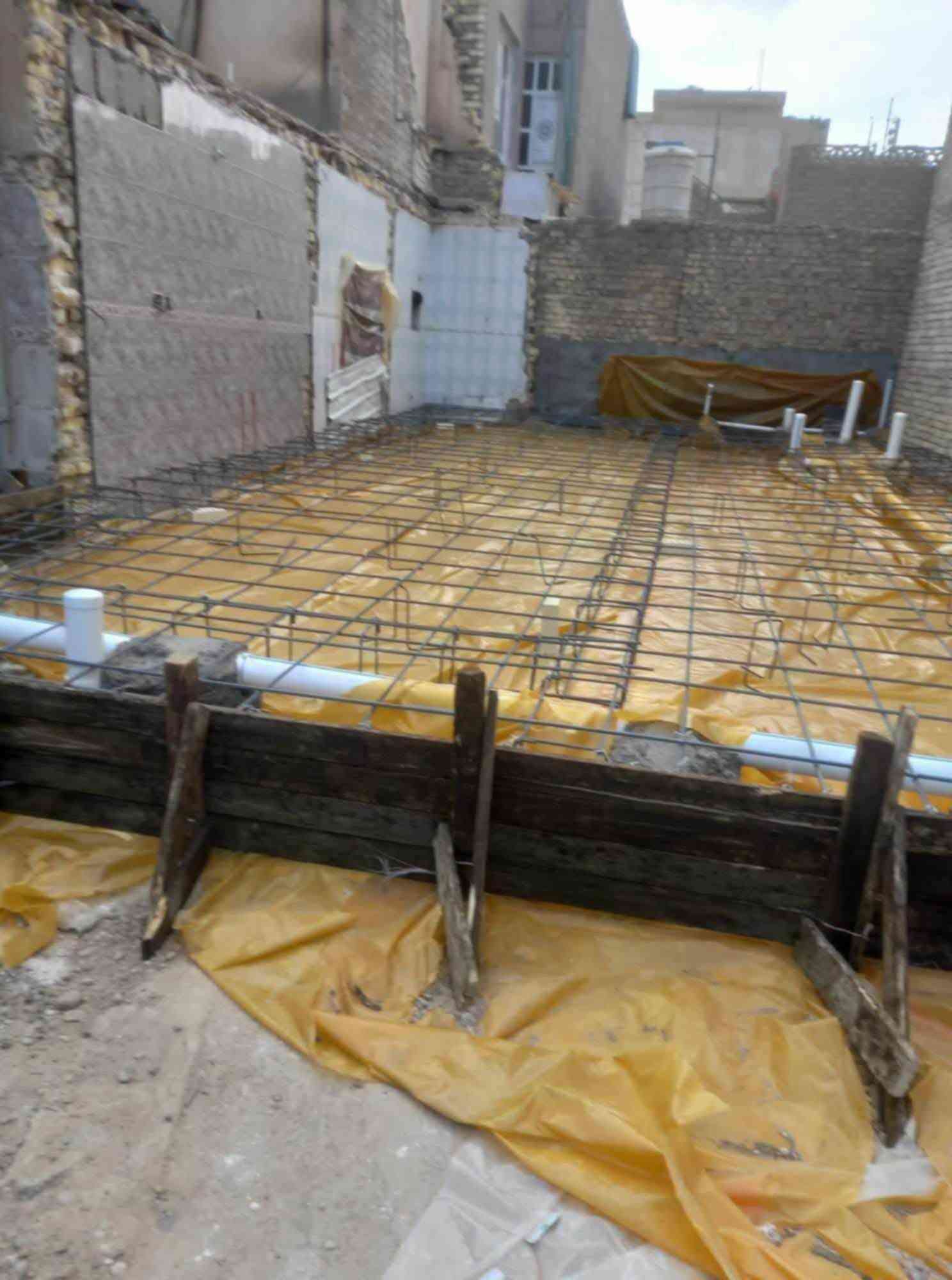 ..

لمبلغ دفعات مع
 مراحل انجاز  العمل..
باشراف كادر هندسي متخصص ذو خبرة في مجال التصميم والتنفيذ.
بغداد الكرخ قرب ساحه اللقاء 

 /للاتصال

  ***********  ( ابو جعفر ) 
متوفر واتساب
                   

مواصفات البناء:

١- تنظيف الارض بالكامل وقشط التربه حسب المنسوب .
٢- فرش طبقه من السبيس مع الحدل الجيد بحادله 13 طن ورش مبيد حشري (كلوردين )
٣- تاسيس مجاري PVC 10 بار مسلح والتنفيذ بطرق هندسيه
٤- تسليح الرفت بشيش f f حصيرتين ابعاد 25x25 وجسور على جميع الاضلاع
٥- صب رفت بسمك 40 سم باستخدام سمنت مقاوم للاملاح مع حصو مكسر ورمل فحص درجه اولى 
٦- صب بتلو وتسقيط الخريطه 
٧- بناء الطابق الأرضي بالطابوق الجمهوري درجه اولى خالي من الاملاح بنسبة 75% ارتفاع البناء 3.2 م 
٨- صب الجسور بارتفاع 30 سم 
٩- تسليح السقف بالشيش ff 
١٠- مد شبكات الكهرباء والجكشنات  وتاسيس شبكه للستلايت دفن
١١- صب السقف بارتفاع 20 سم 
١٢- عمل الطابق الاول بنفس المواصفات الطابق الارضي 
١٣- تاسيس الماء بثلاث خطوط بوري PVC مسلح
١٤- تاسيس انابيب السبالت وانابيب التقطير 
١٥- تنظيف موقع العمل بالكامل وعمل شتايكر السقف مع فلين مضغوط درجه اولى 
١٦- القيام باعمال اللبخ للستائر والمناور مع النثر 
١٧- القيام باعمال البياض للجدران الداخلية درجه اولى

١٨- تغليف جدران الحمامات والمطبخ بالسيراميك وحسب اختيار صاحب الدار 
١٩- محجر للسلالم حديد درجه اولى 
٢٠- تغليف الارضيه كاشي عراقي او بورسلين ايراني 
٢١- عمل ازاره سيراميك ايراني وحسب اختيار صاحب الدار
٢٢- ابواب داخليه خشب عراقي
٢٣_ شبابيك حديد والنقشه حسب اختيار صاحب الدار 
٢٤- باب خارجي تفصال 
٢٥- باب الحمامات PVC
٢٦- الواجهه نثر وتطعيم حجر (قرض) مع عمل كوبلنات للابواب والشبابيك .

نص مكتوب في الصور:
- السوق المفتوح
- opensooq