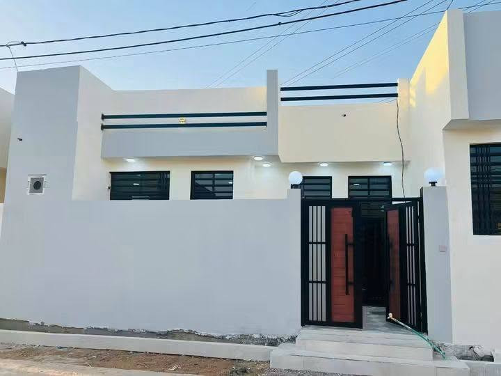 🏡دار للبيع🏡
المساحة: 130 متر مربعه

#بسعره مناسب جدا ٥٥ وبي مجال 
 
✅ #طابو_زراعي_سند_25_أقرار_محكمه

#الموقع: النجف ملحق ميسان شارع الزوار 

 

#مواصفات البناء:   غرفتين نوم / وصاله/  ومطبخ/ واستقبال /  صحيات داخليه وخارجيه 

بناء مرتب (أساس + سقف كونكريت + طابوك)
أرضية بورسلين أبو الـ 60

#الخدمات 
ماء كهرباء مدارس سوق  مولد تبليط بعرض 15 متر 

#للاستفسار والاتصال:
***********

