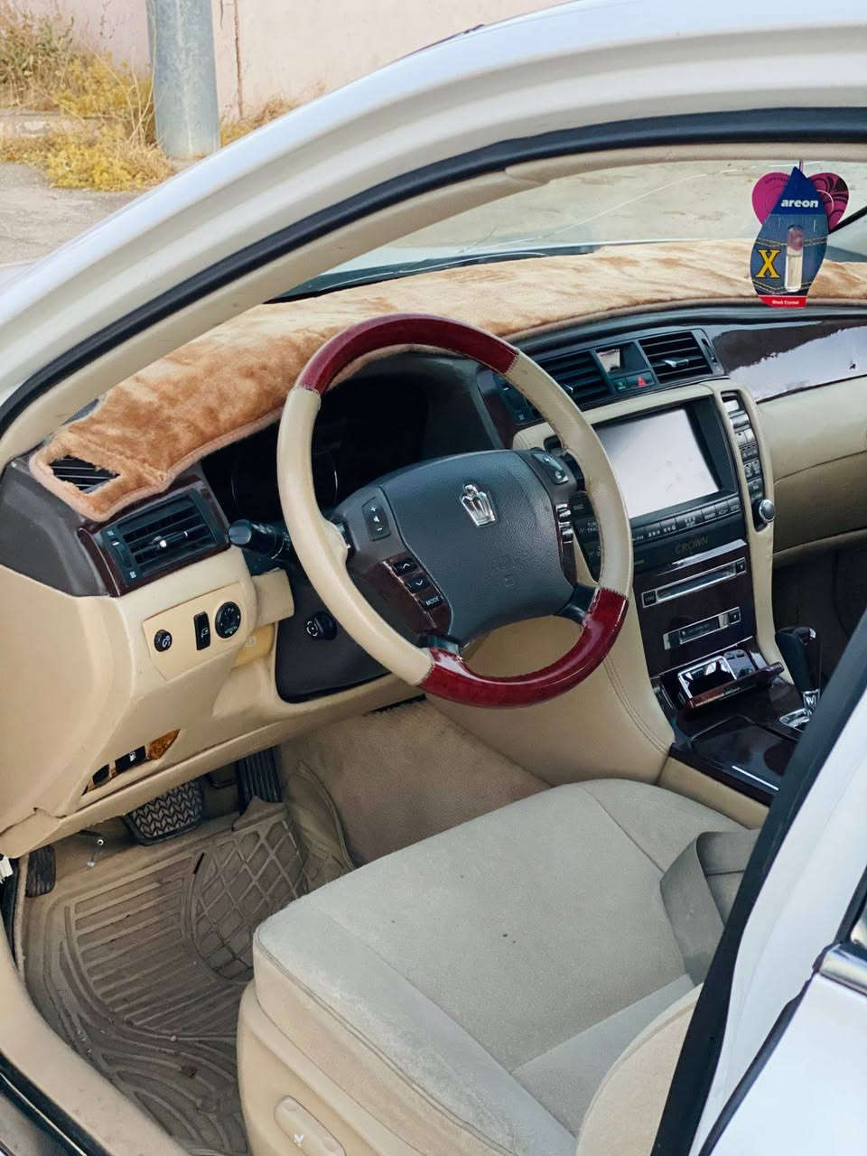 شاهینە 2005 بڕاوە
سێ دووگمە 
گەورە بە گەورە 182
کامل کراوە بە ساج مەلەکی 
سڵایدە
سەیارەکە ڕەقەم یەک جوانە سەقفی شوشەیە 
گێڕ و مەکینە و تەقەو ڕەقە هەمووی گیانی بە شەرت، 
سعری 53 مەجالێکی زۆر کەم
شوێن : هەڵەبجەی شەهید
***********
***********
