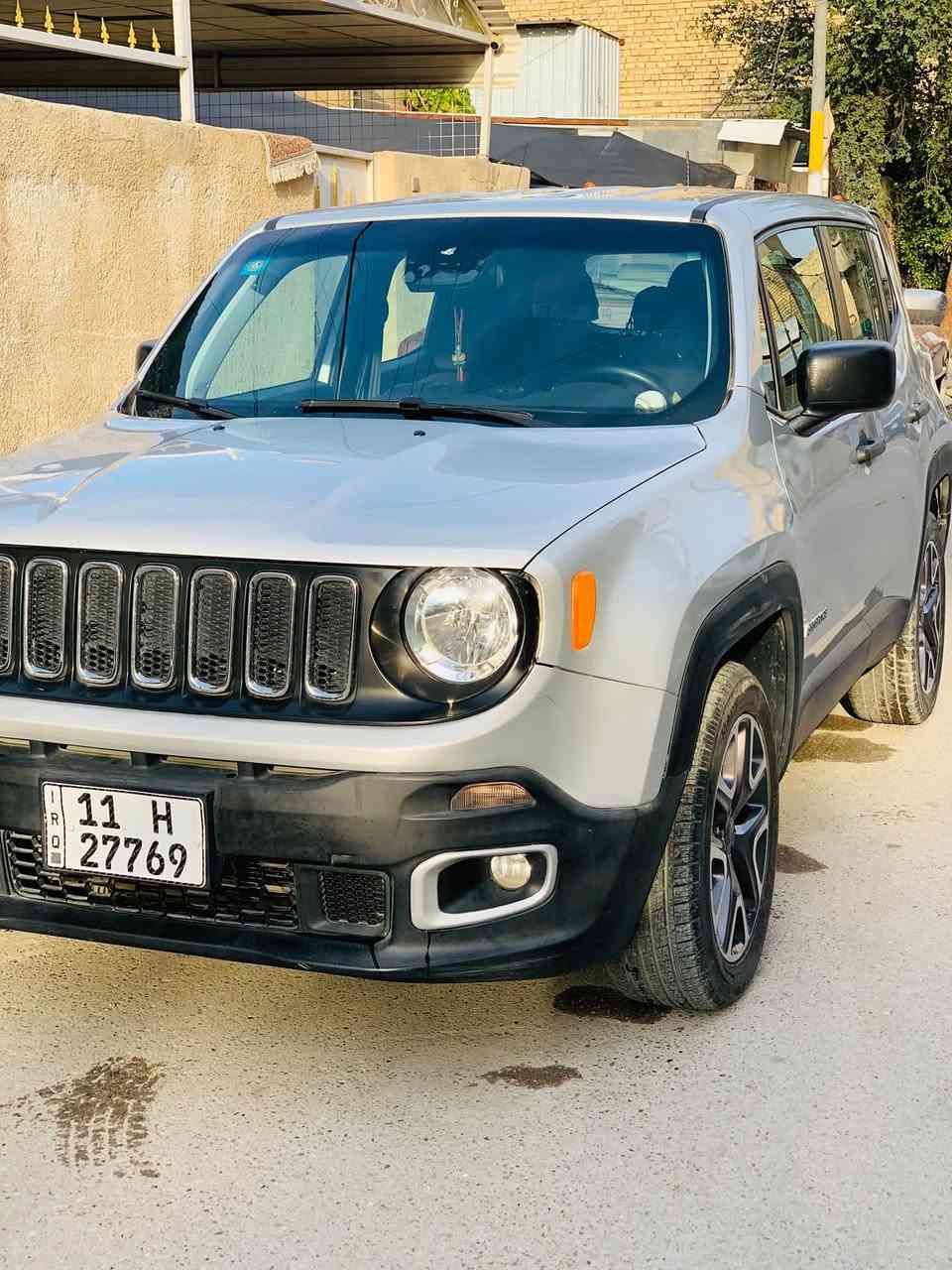 السلام عليكم سيارة جيب رينكيد  سبورت موديل 2018 وارد أمريكي بيها ثلاث قطع صبغ بنيد وجاملق الأمامي الأيسر و جاملق الخلفي الأيسر ماشية76 كيلو مواصفات بصمه و شاشة كبيرة تدعم الكار بلي و كشن مخمل تحكمات ستيرن المكان بغداد حي الجودين سعر95 ورقه وبيها  مجال رقم ***********
