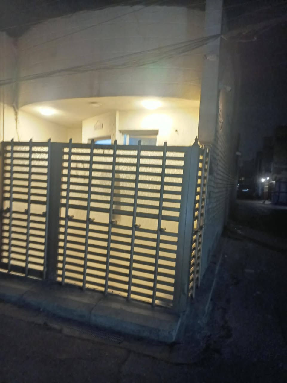 بيت للبيع مساحه 100  اربع شوارع بكاع حجي جعفر بيت نضيف كلش تجي وشوف بعينك مكلف بل نشر رقم صاحب دار  ***********

