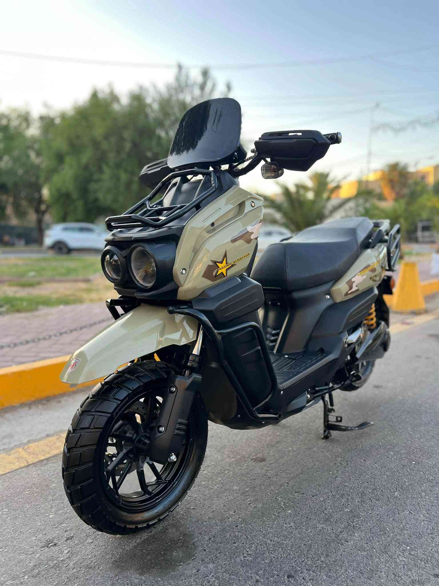سلام عليكم شباب دراجه شحن للبيع نوع اباتجي وكاله حيدر نيار دراجه مستخدمه خمست أسابيع دراجه بطاريه مالتها ليثيوم 40 أمبير اصليه دراجه بعدها وكاله كفاله عامه ع فحص تجي وتفحص وشوف بعينك كامله وجاهزه من كل نواحي شلعه  
معدل فول 

مواصفات 

النوع اباتجي جبلي 
مده استخدم شهر وكم يوم 
البطاريه ليثوم 40 أمبير فوسفات الحديد اصليه 
تمشيك بل شحنه وحده 85كيلو 
السرع 1.2.3 ونمره رابعه S يعني دراجه اربع نمر
 دبل اشاره 
نمره R رجوع لخلف 
شاشه تاب تعرض لك كل عطل أن وجد
أطارت جبليه 
بريكات دسكات دهن هدروليك 
شاحنه اصليه ذات الشحن سريع ويقاف ذاتي 
جهاز انذار السرقه
تشغيل عن بعد 
تشغيل كارت وسويج وبصمه 
قفل استيرن 
لونها مميز كلش 
السرعه 90 حقيقي معا الوزن  
بعد بيها مواصفات تخبل 

اي استفسار اتصال. 

***********
مكاني بغداد
