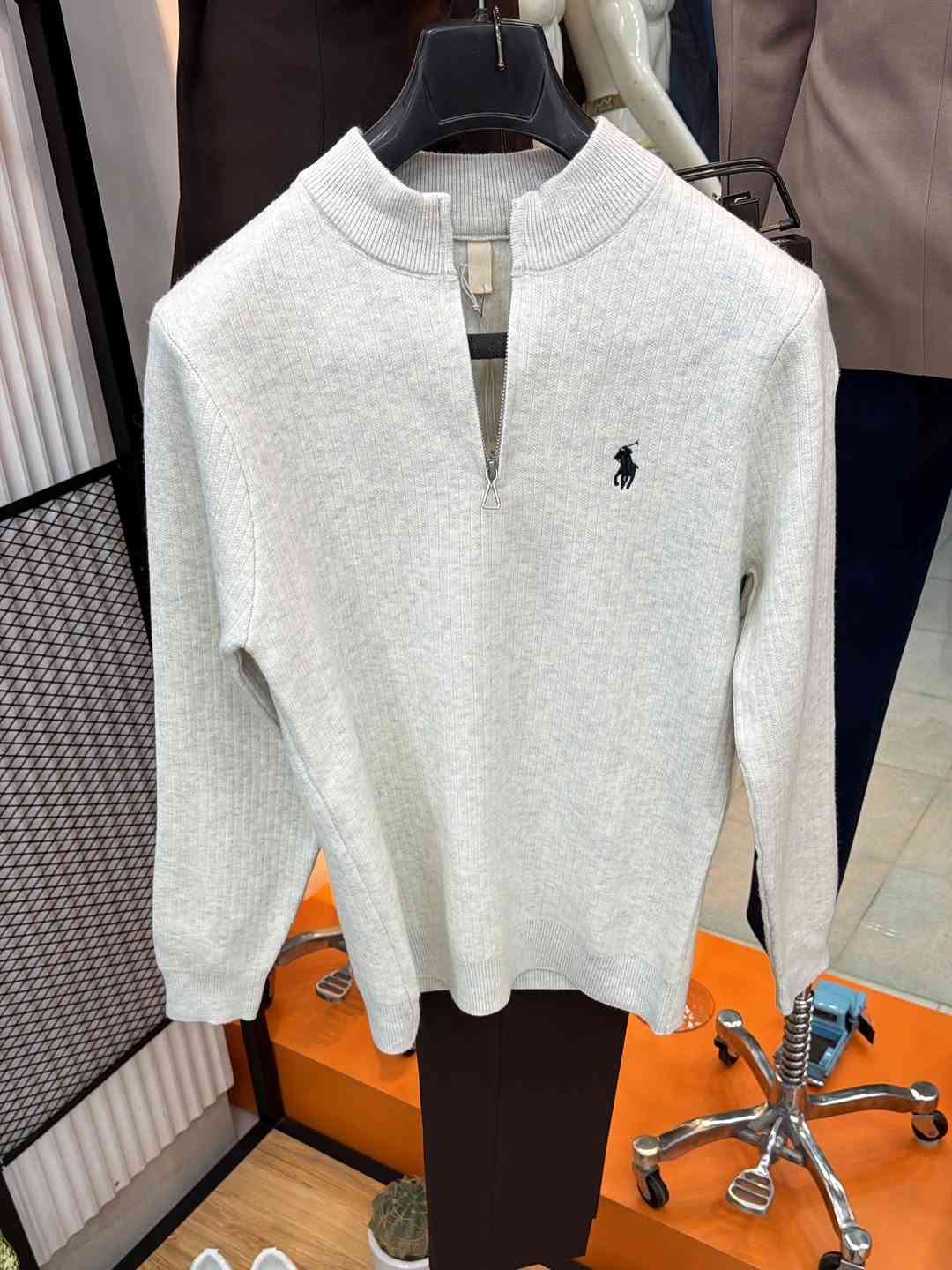 ملابس • مقاسات M-L-XL-XXL • علق تم
