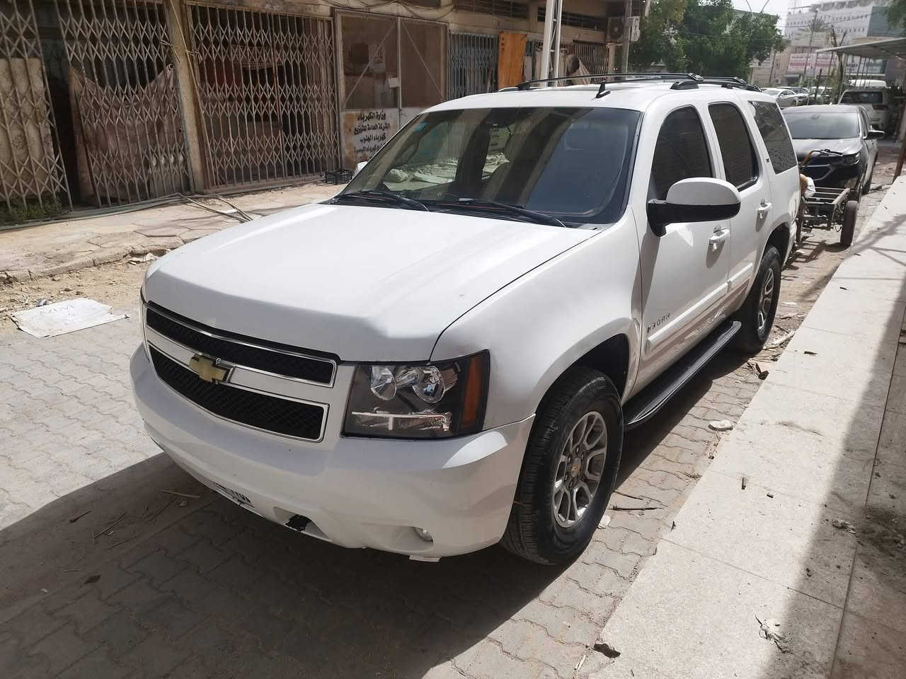 تاهو ادوات ٢٠٠٧ LTZفول مواصفات ملكي
بيها ٤ بيبان صبغ مكفوله الگص والفتح والسرقه و العشائر 

گير ومحرك وتبريد خير من الله 
لايت زنون 
جنطه كهرباء 
فتحه بالسقف 
اشاره بالمري +مرايات شفط 
كشنات كهربائيه امامي وخلفي 
تدفئه شكنات امامي وخلفي 
حساس خلفي 
شاشه ونضام صوت ستيريو 
ب٦٥ وبيها مجال مكاني البصره 
***********

