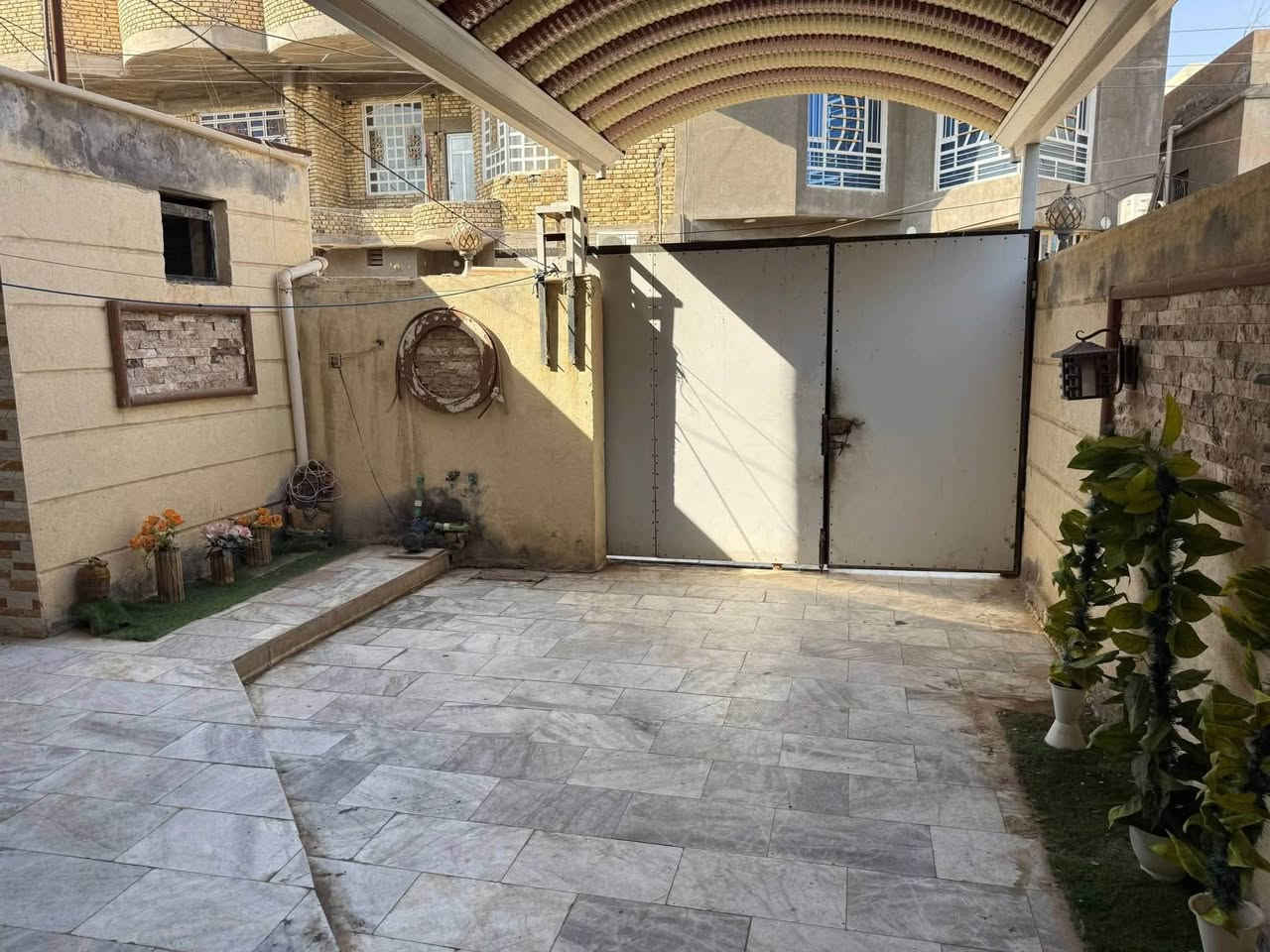 يوجد بيت للبيع بحي اور الاولى شارع الطب العدلي فرع اسواق الشورجه المساحه 175م الطابق الاول غرفه نوم  واستقبال وصاله ومطبخ حار وبارد وحمام داخلي وخارجي ومناور عدد 2 والطابق الثاني غرف نوم عدد 3 وصاله وحمام البناء درجه اولى   للاستفسار ع الرقم ***********
