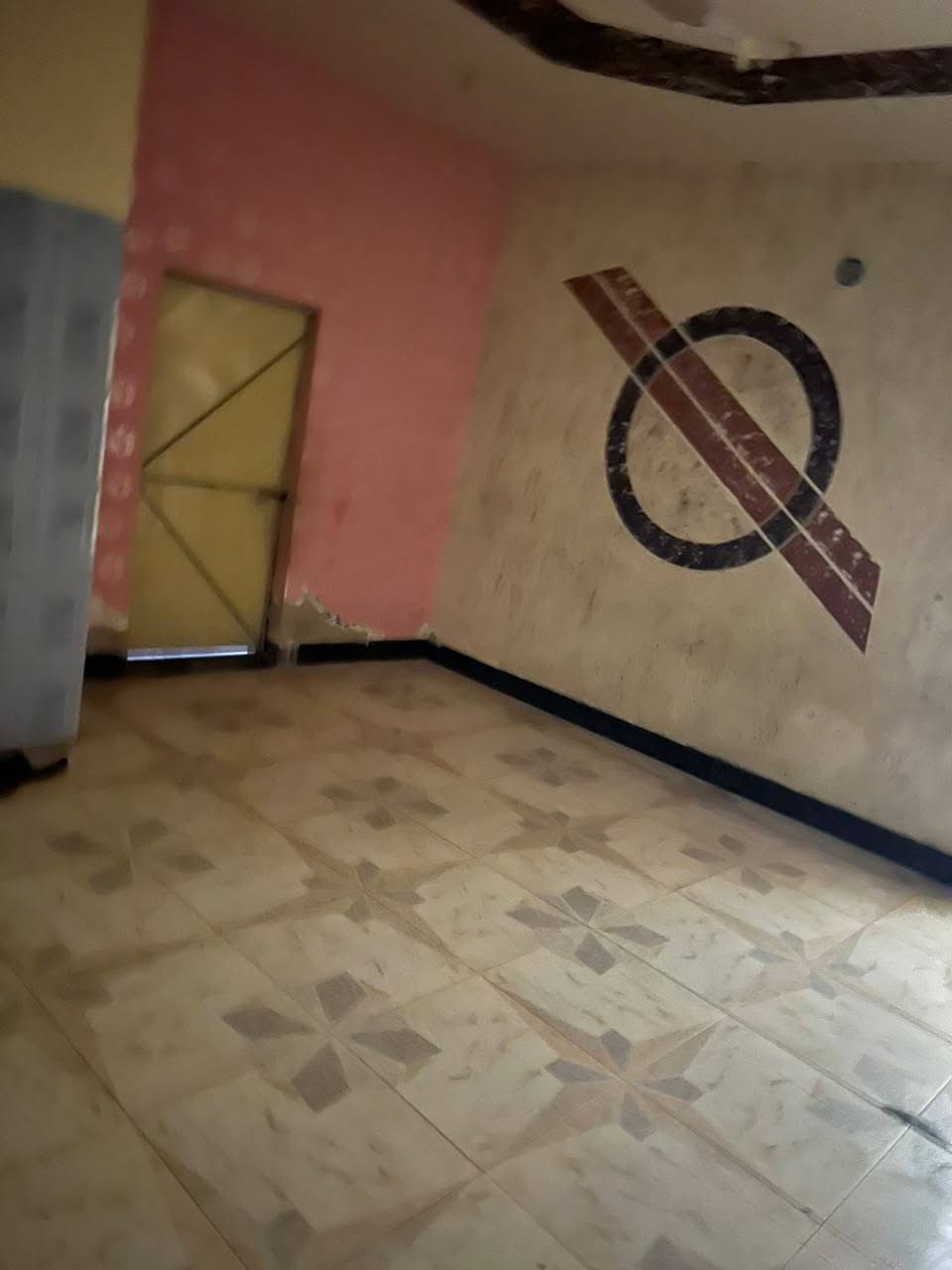 #بيت #للايجار 
في حي التاميم
المساحه ٢٣٠ متر 
بدل الايجار ٤٠٠ قفل 
مكون من غرفتين وصاله ومطبخ وستقبال 
مكتب عزت للعقار شارع 60مقابل المول الجديد 
الهاتف ***********
