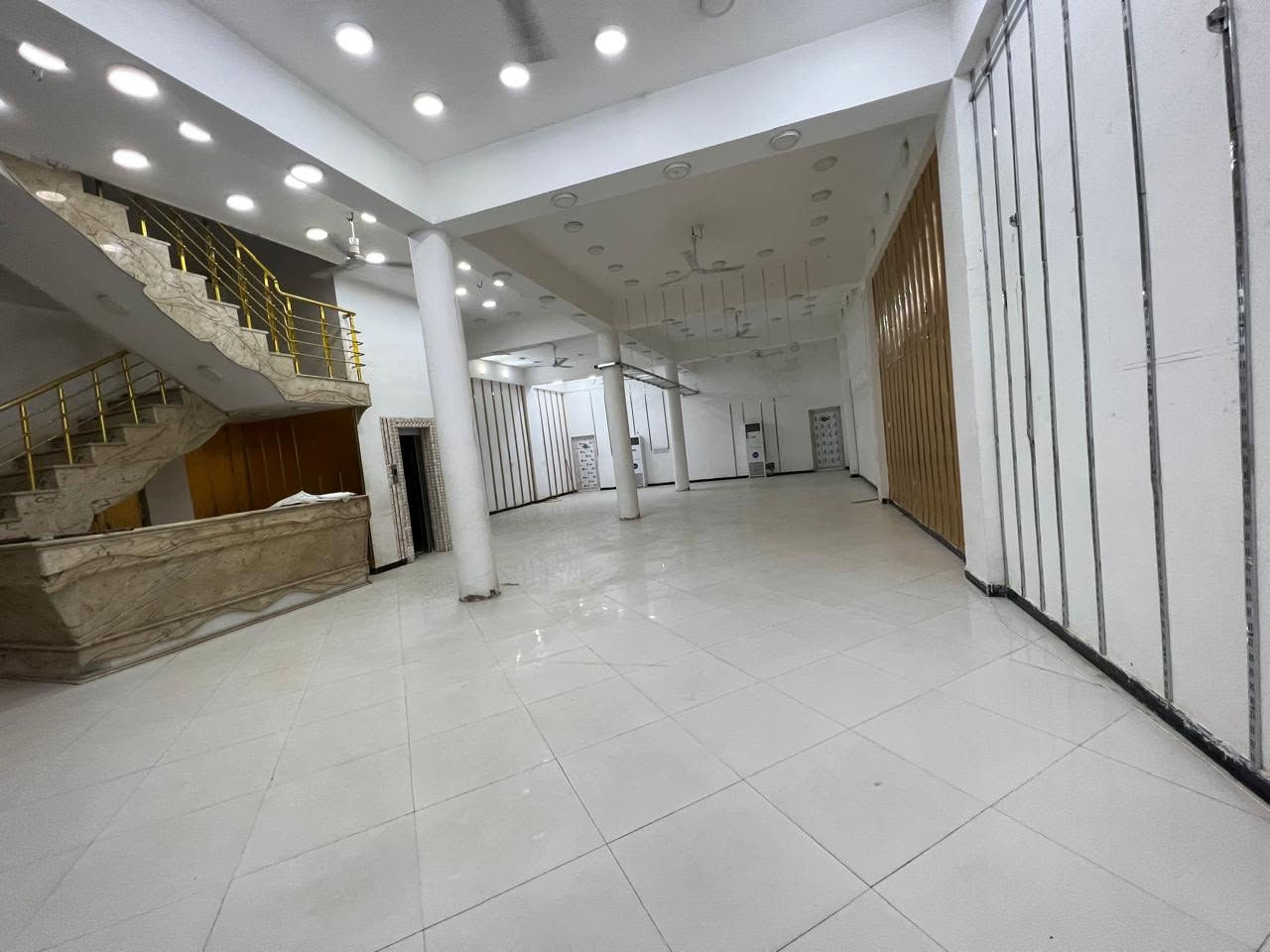 🏢 عمارة تجارية للبيع – النجف الأشرف

📍 الموقع: النجف الأشرف – حي الجزيرة، مقابل حي الوفاء، قرب جامع أم البنين (ع)

📐 مساحة الأرض: 200 م²
🏢 عدد الطوابق: 4 طوابق
🏠 نظام البناء:  قاعات
🏗️ سنة البناء: 2021

✨ المميزات والتجهيزات:
• 10 سبالت كنتورية سعة 3 طن
• منظومة متكاملة للدفاع المدني
• سلم طوارئ
• مصعد
• طابو صرف
• تقع على 4 شوارع
• موقع تجاري مميز

💰 الاستثمار الحالي:
العمارة مؤجرة حاليًا بعائد سنوي قدره 32 مليون دينار عراقي، مع قابلية الزيادة مستقبلًا.

🔥 فرصة استثمارية مميزة في موقع تجاري وحيوي بالنجف الأشرف.

📞 للاستفسار والتفاصيل:
***********

#عمارة_للبيع #عقارات_النجف #النجف_الأشرف #عقار_تجاري #استثمار_عقاري #بنايات_للبيع
