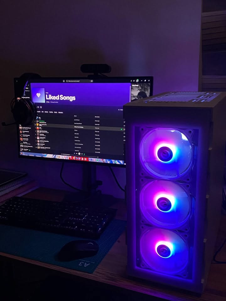 للبيع
الكيس

CPU: AMD 8400F TRY

GPU: rtx 3060 12gb vram

RAM: LEXAR 32GB (16X2) 6400MHZ RGB DDR5 WHITE CL32

Motherboard: B650M-B PRO MSI

Storage: M.2 1TB WD GREEN PCIE 4.0 5000MB/S

CPU Cooler: MNTOB MN-2000 FUSION ARGB AIR COOLER

Power Supply (PSU): PSU 750W 80+PLUS BRONZE SEGOTEP BN750

BLACK PCIE-5

Case: MNTOB MN-2090W ELITE GLASS WHITE 4FAN ARGB

الشاشة

Monitor: GIGABYTE G25F2 200HZ 1MS IPS SRGB 120% HDR10 HDMI 2.0

Ups

UPS FALCONE 3000VA 48V

• ويب كام و كيبورد هدية !!!!!

استخدام 10 اشهر

سبب البيع ، اريد اجيب لابتوب

مستعجل

السعر 1,300,000 (كيس فقط)

و اذا تشتريهن كلهن الك تخفيض 

واتساب : ***********

تلي : @salnium
