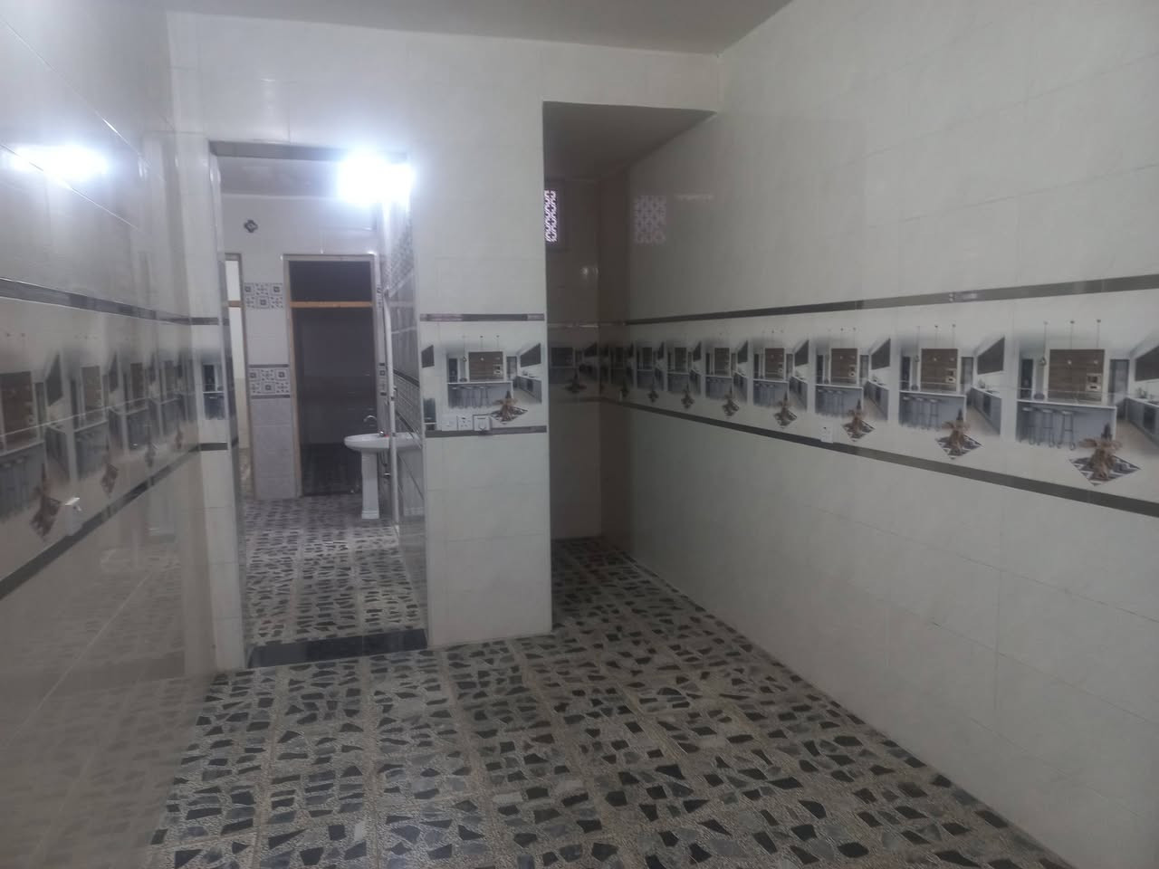 السلام عليكم يوجد بيت للايجار مساحة ١٥٠م في حي بدر غرفتين نوم وصاله ومطبخ حار وبارد وحمام داخلي وخارجي بناء حديث للإستفسار  رقم***********
